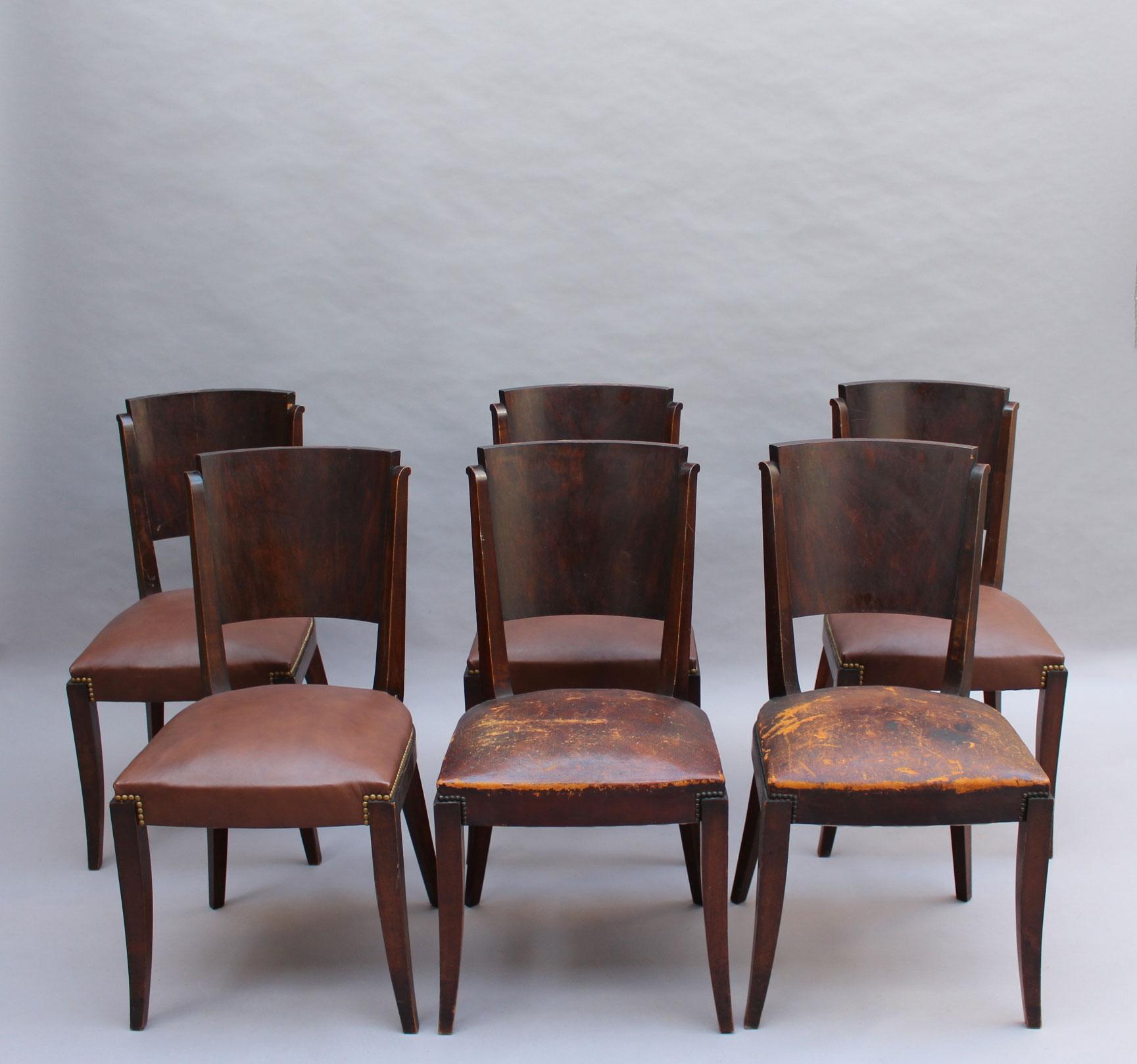 Set of 6 French 1940s dining chairs with a darkened wood frame and a palissander back.
 

 