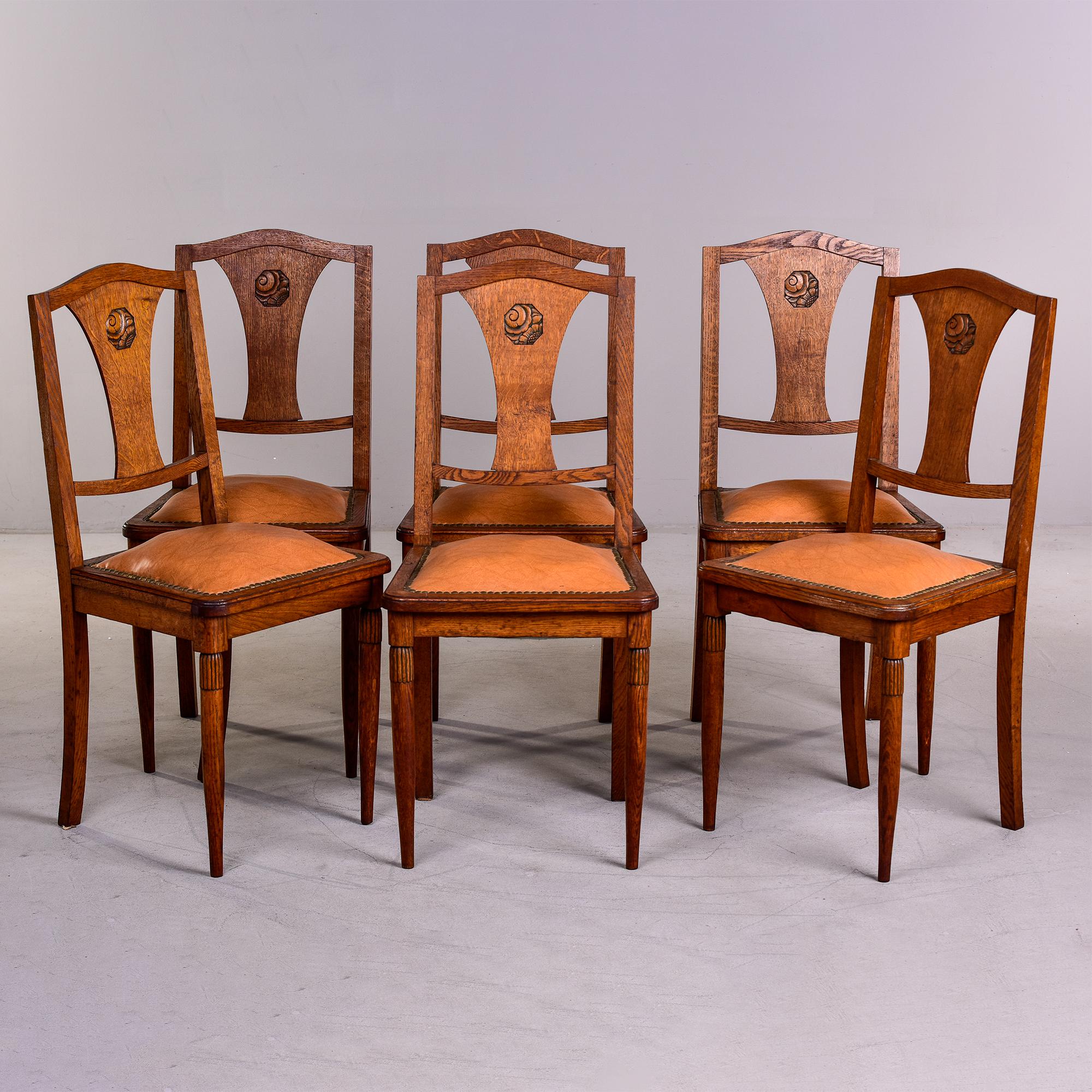 Sechs Esszimmerstühle aus französischer Eiche, um 1920, die Majorelle zugeschrieben werden. Erworben aus einem französischen Nachlass - der Esstisch, den sie umgaben, war ein dokumentiertes Majorelle-Stück und die Besitzer behaupteten, die Stühle