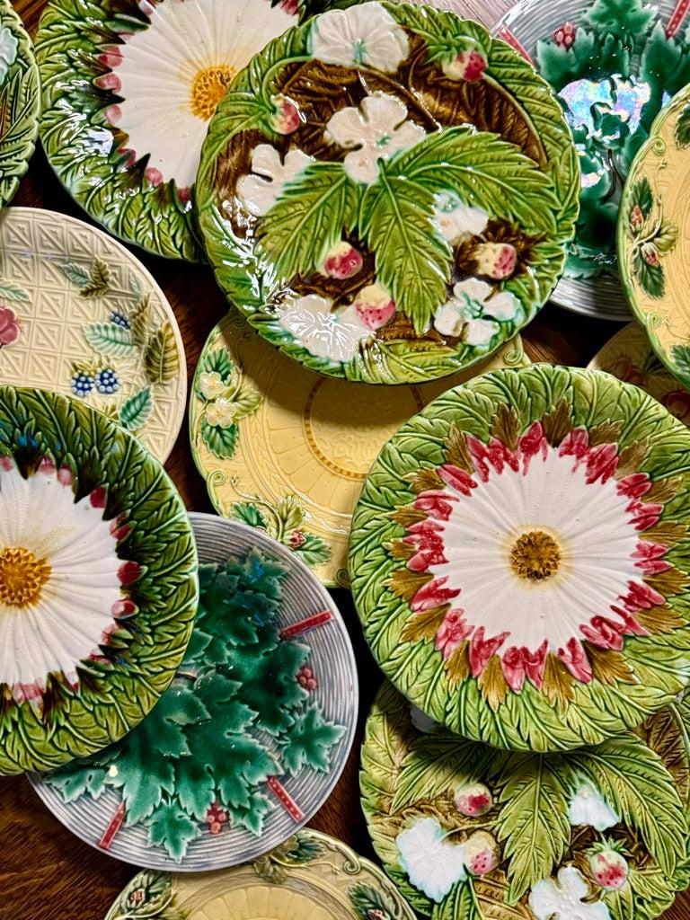 Provincial français Ensemble de 6 assiettes à dessert Barbotine, circa 1900 en vente
