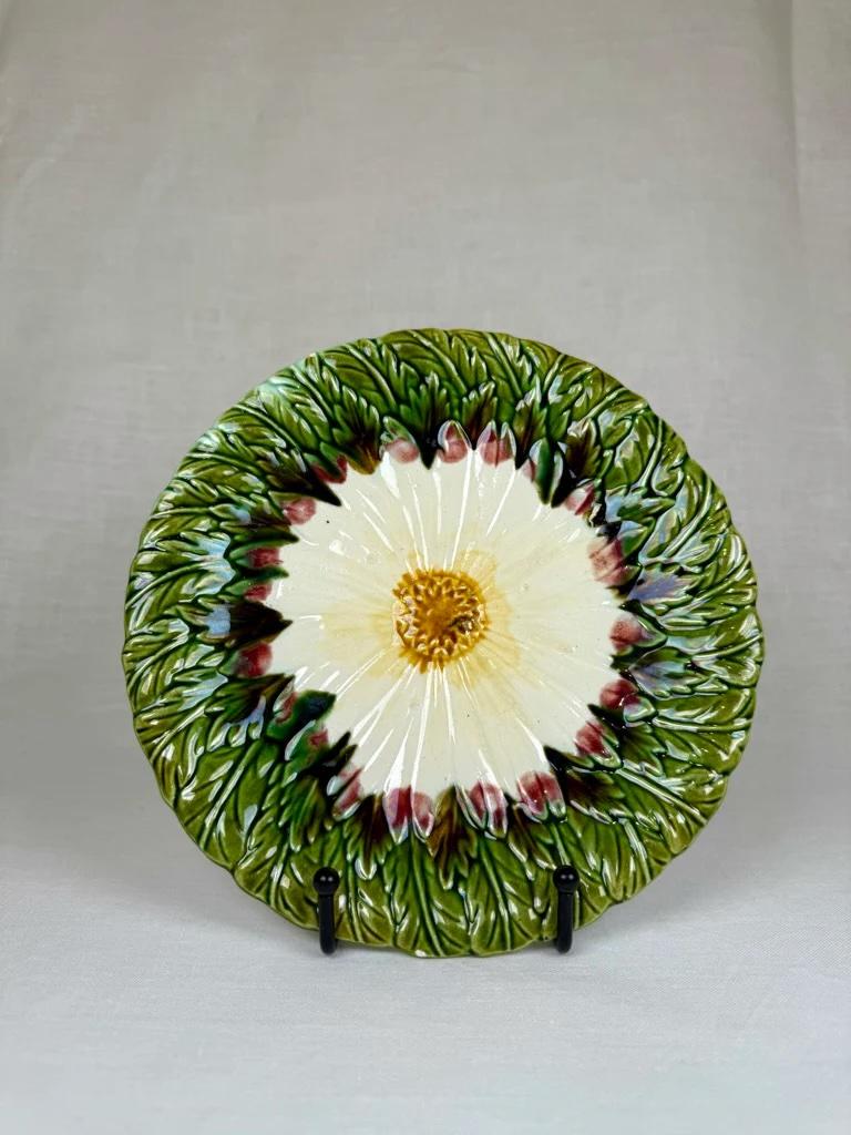 Satz von 6 französischen Barbotine Majolika-Tellern mit Gänseblümchen-Motiv, 1900er Jahre (Französische Provence) im Angebot