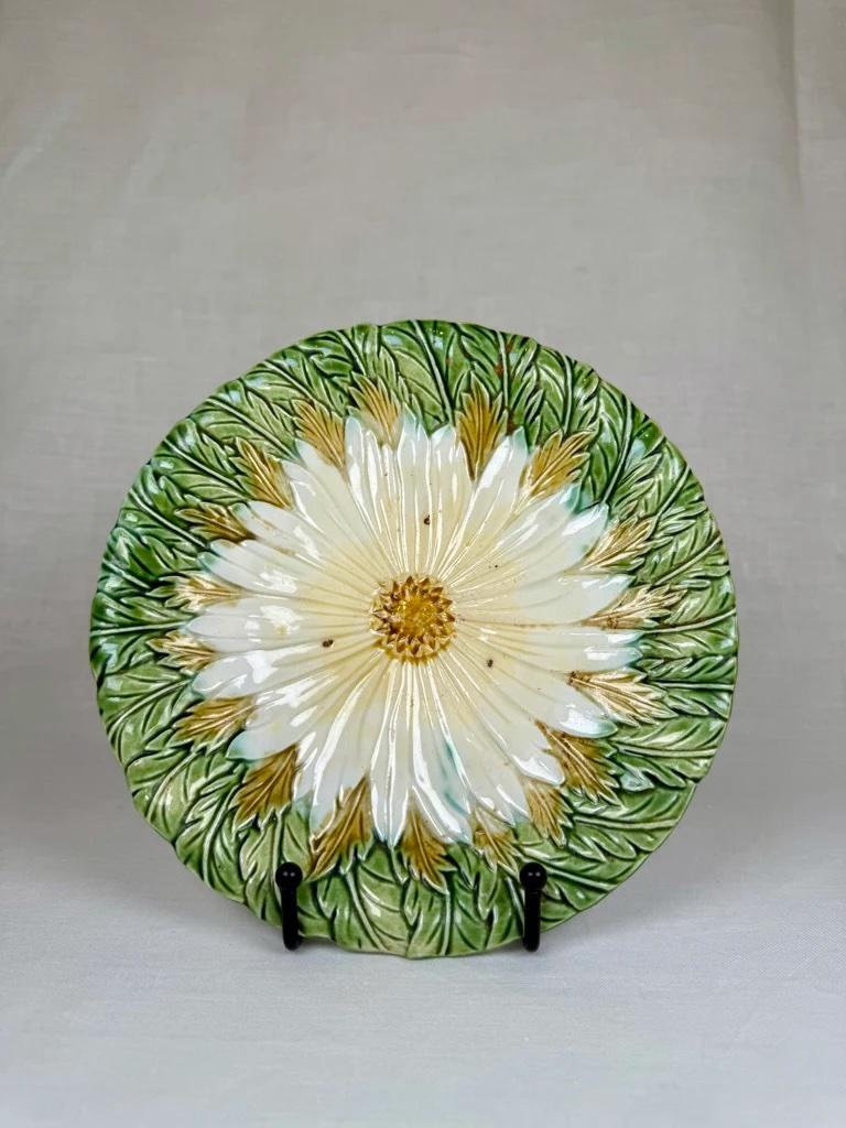 Satz von 6 französischen Barbotine Majolika-Tellern mit Gänseblümchen-Motiv, 1900er Jahre (Französisch) im Angebot