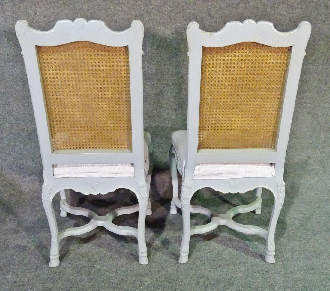 Ensemble de 6 chaises de salle à manger peintes Louis XV à dossier canné, vers 1940 en vente 3