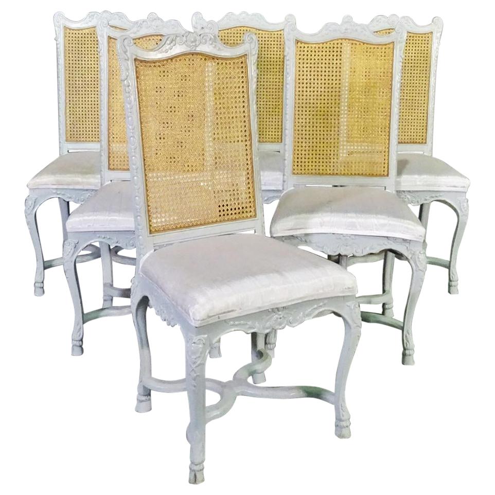 Ensemble de 6 chaises de salle à manger peintes Louis XV à dossier canné, vers 1940 en vente