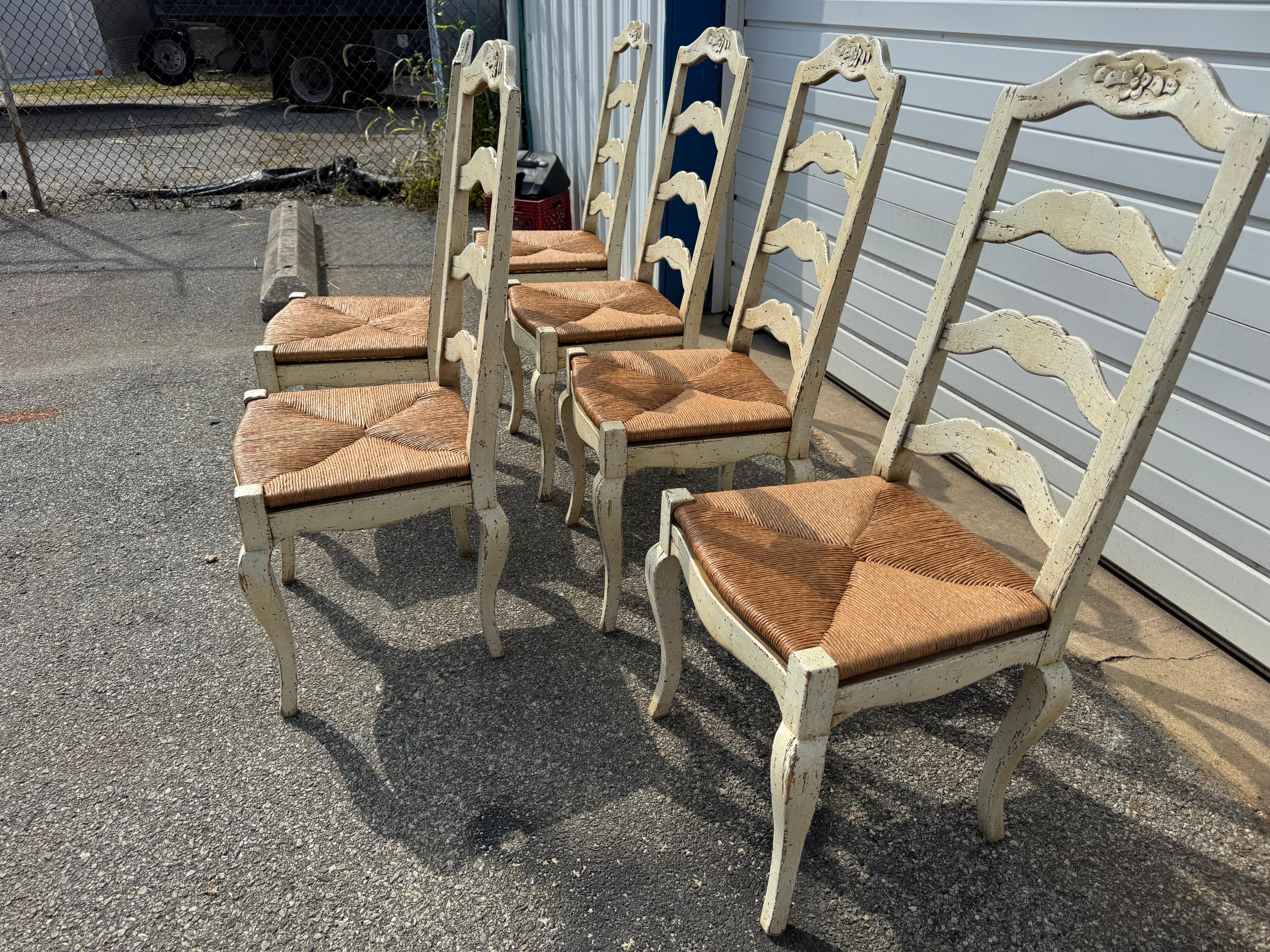 Ensemble de 6 chaises de salle à manger à dossier échelonné Antique French Country en vente 2
