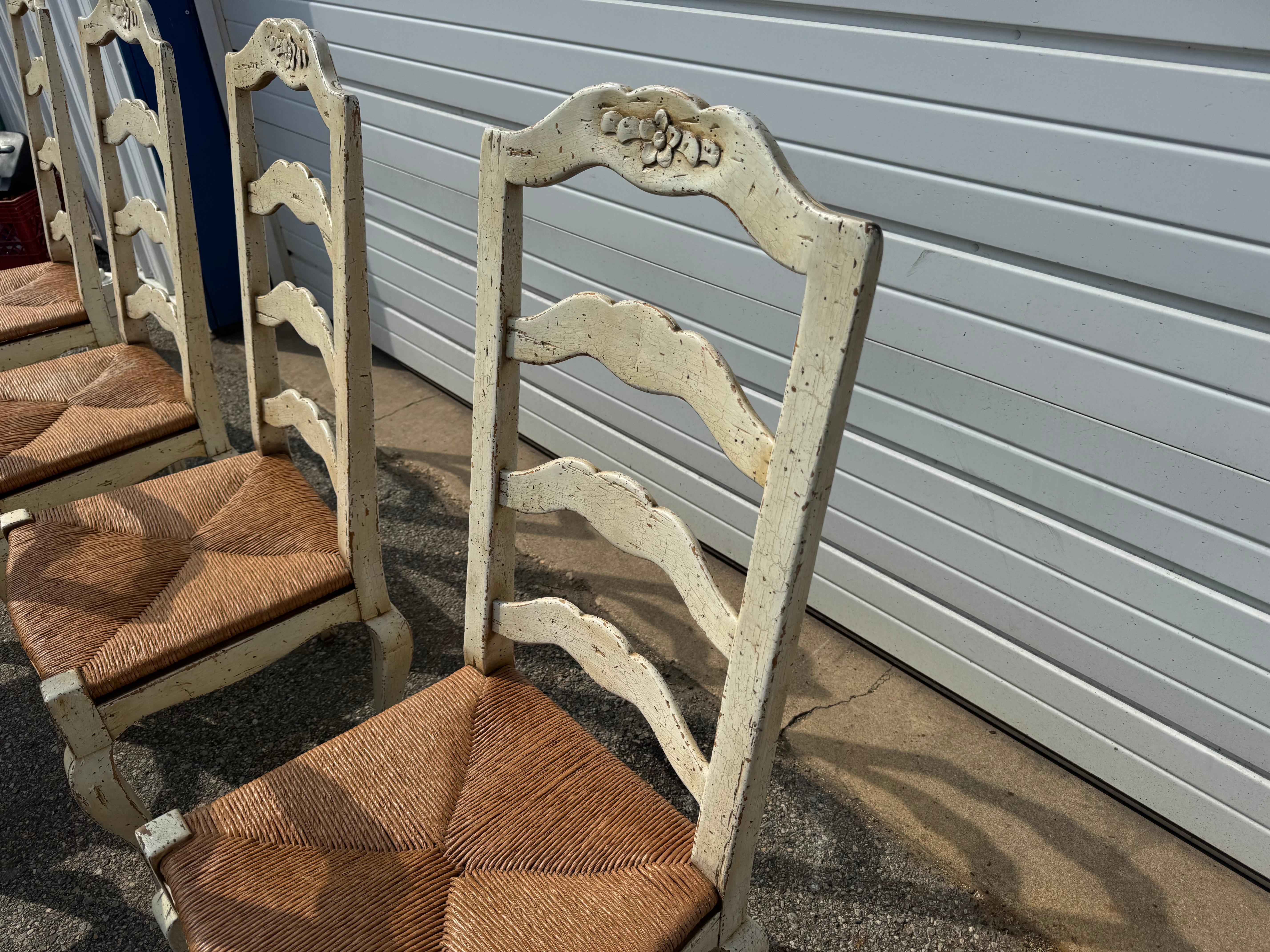 Ensemble de 6 chaises de salle à manger à dossier échelonné Antique French Country en vente 6