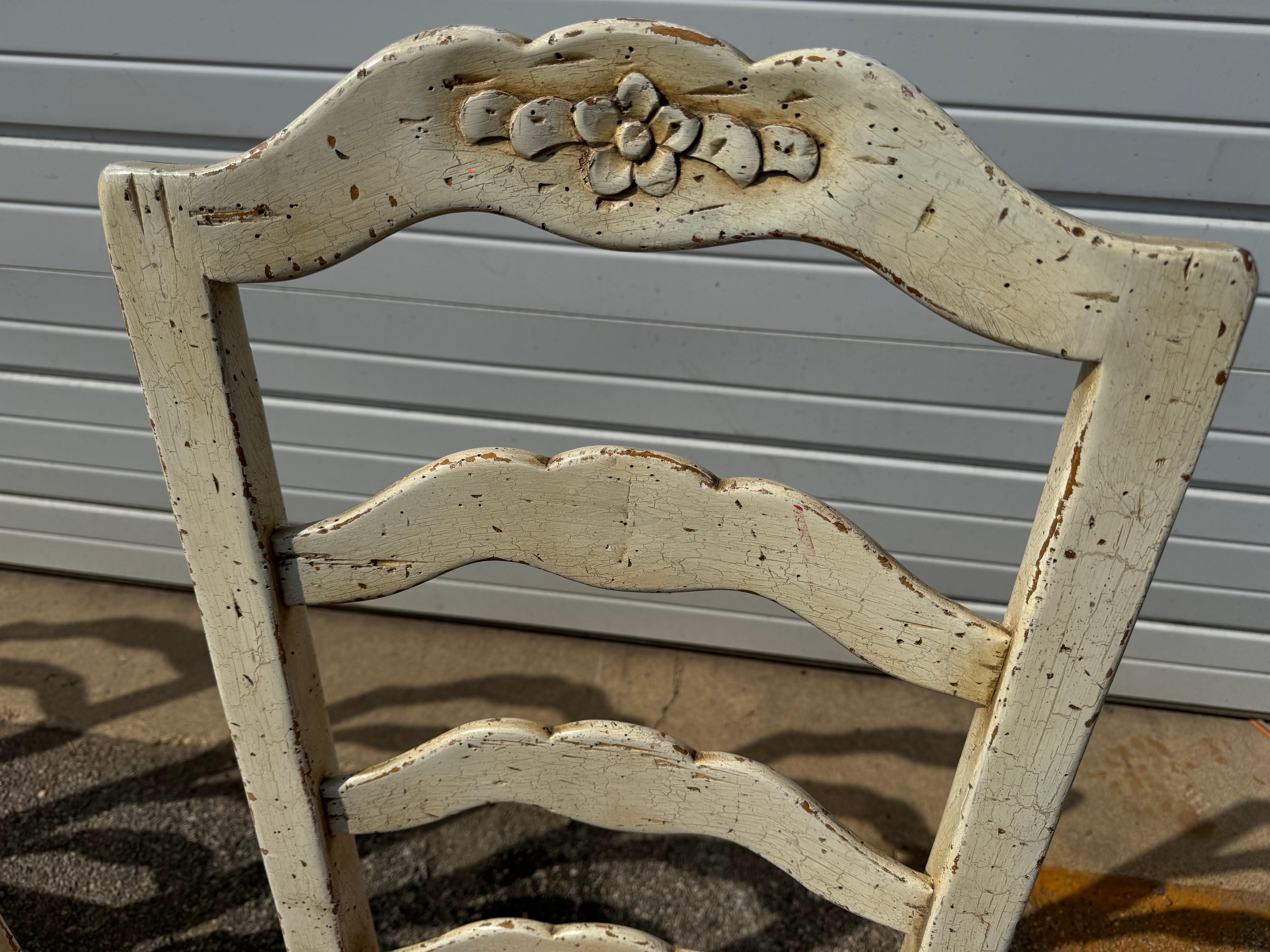 Ensemble de 6 chaises de salle à manger à dossier échelonné Antique French Country en vente 9