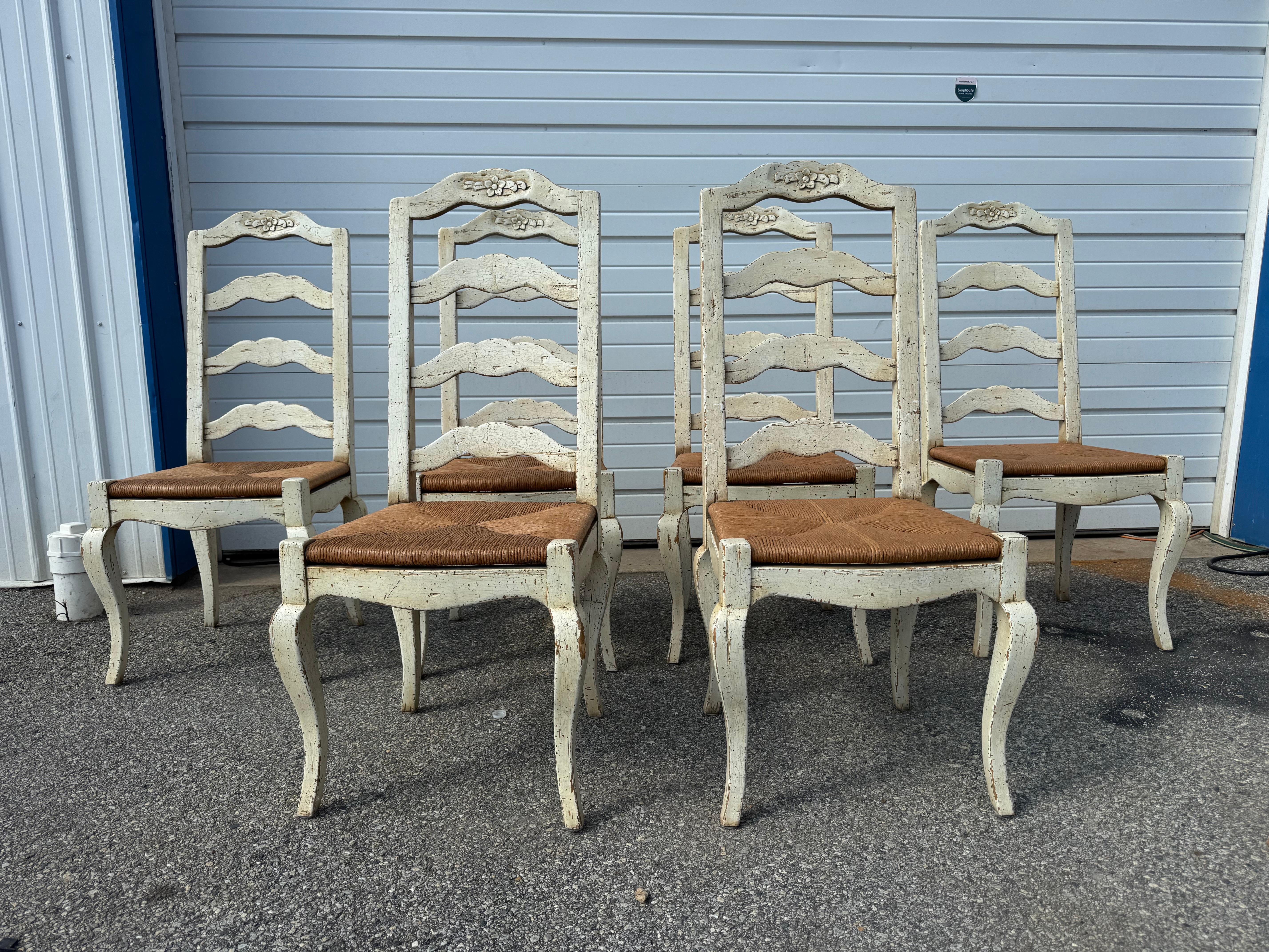 Ensemble de 6 chaises de salle à manger à dossier échelonné Antique French Country

Ensemble de 6 chaises de salle à manger de style campagne française sculptées à 4 échelons, avec assise en jonc et dossier en échelle. L'ensemble a un aspect unique