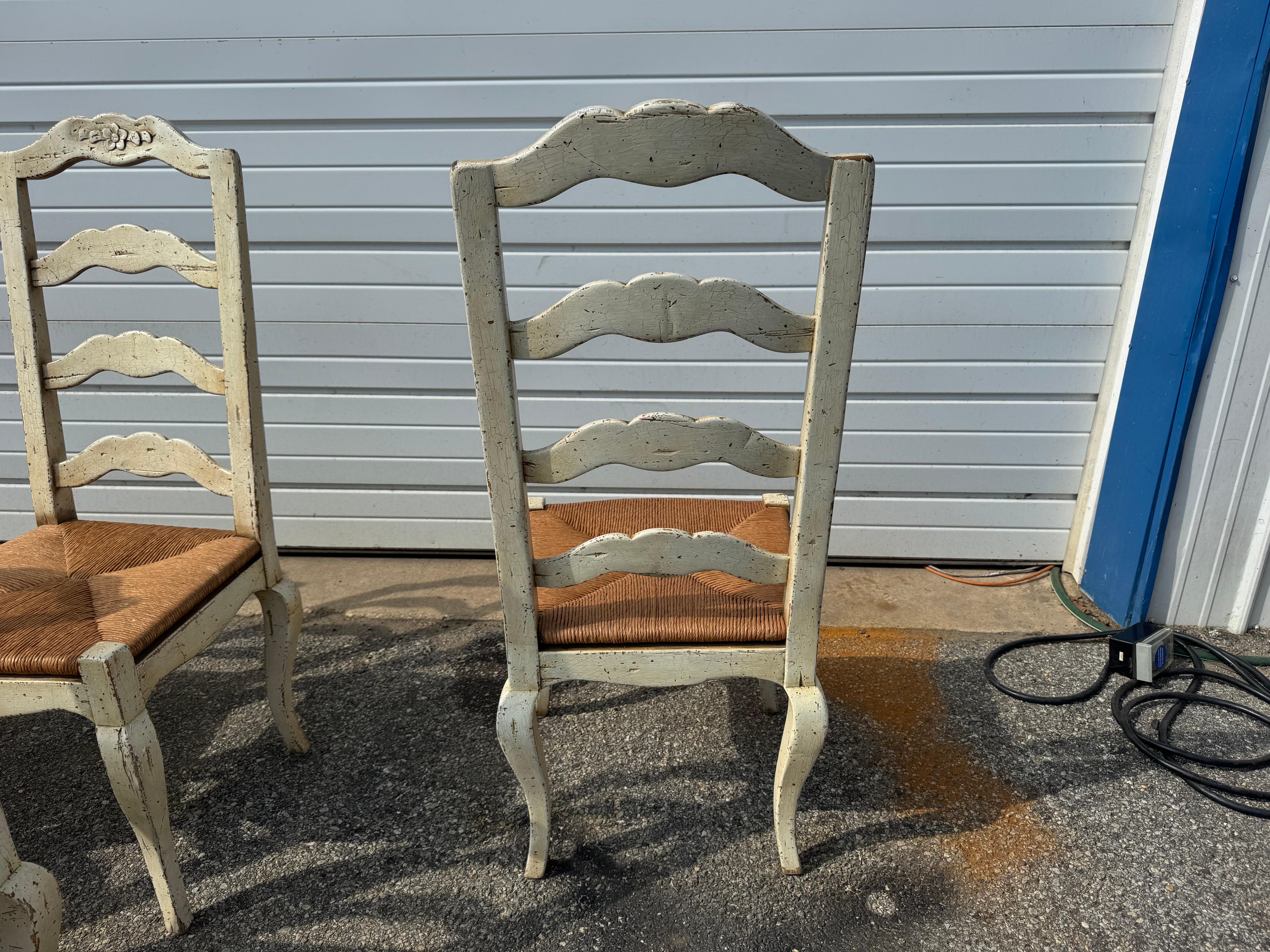 Américain Ensemble de 6 chaises de salle à manger à dossier échelonné Antique French Country en vente