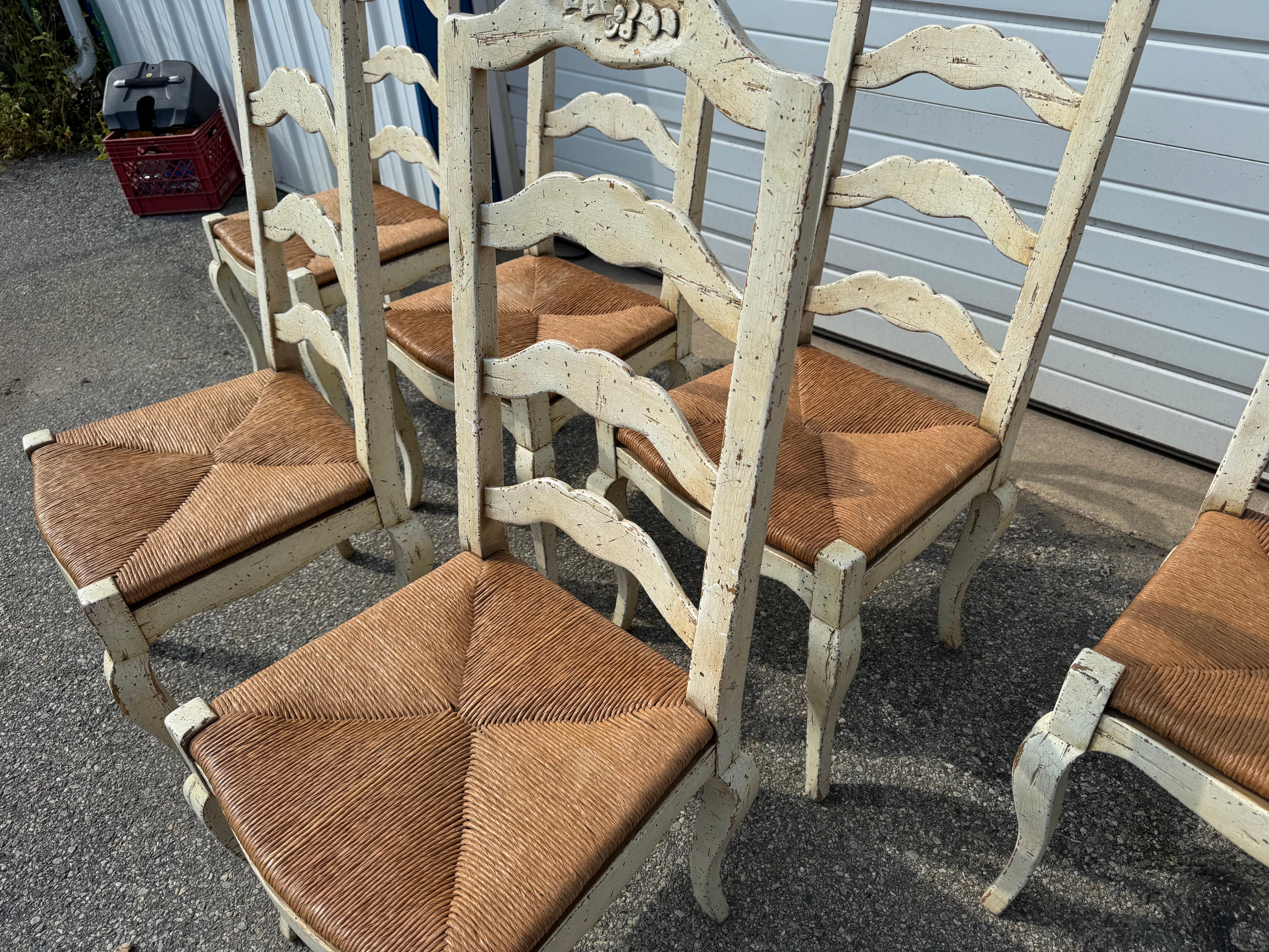 Chêne Ensemble de 6 chaises de salle à manger à dossier échelonné Antique French Country en vente