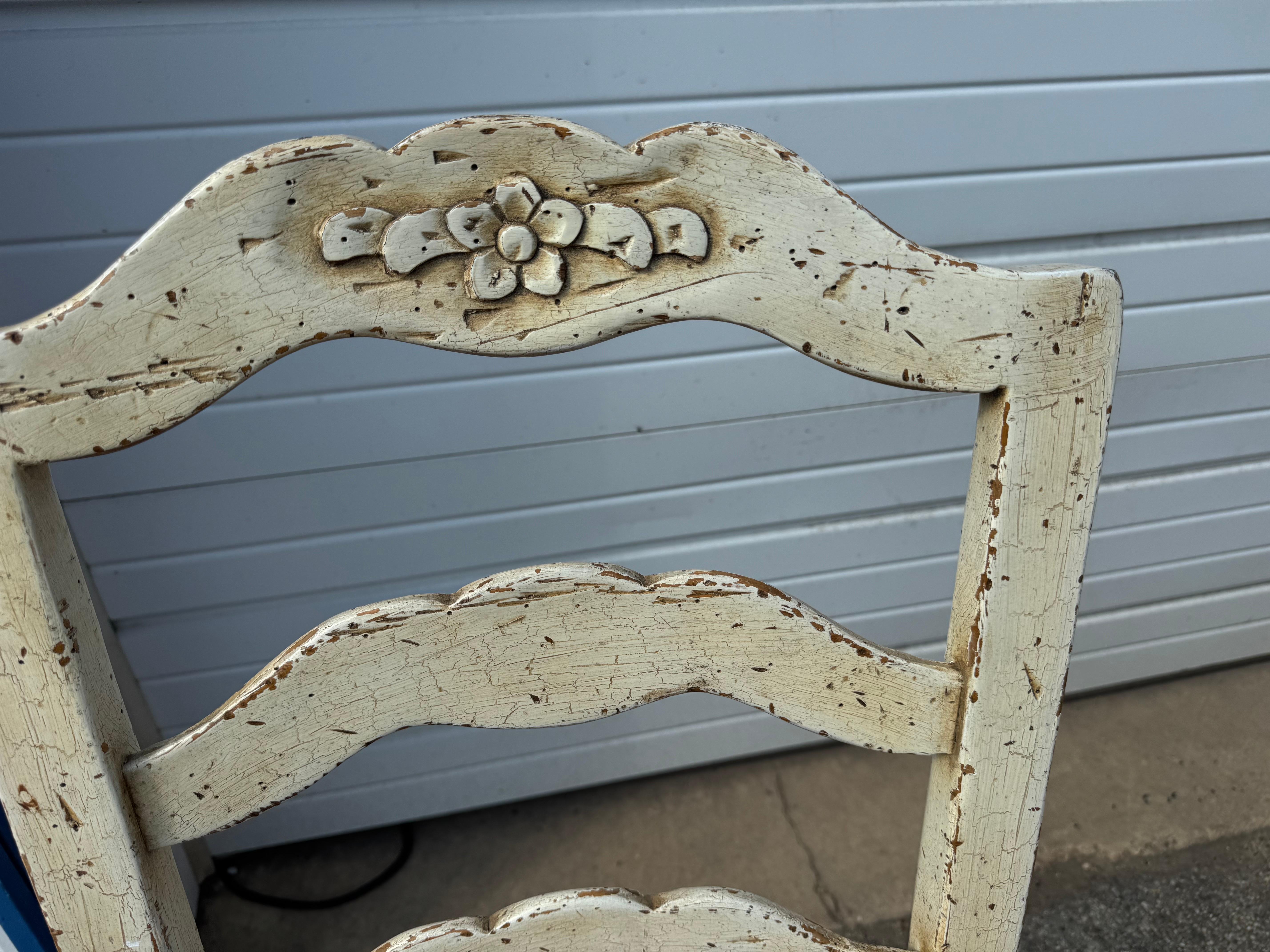 Ensemble de 6 chaises de salle à manger à dossier échelonné Antique French Country en vente 1