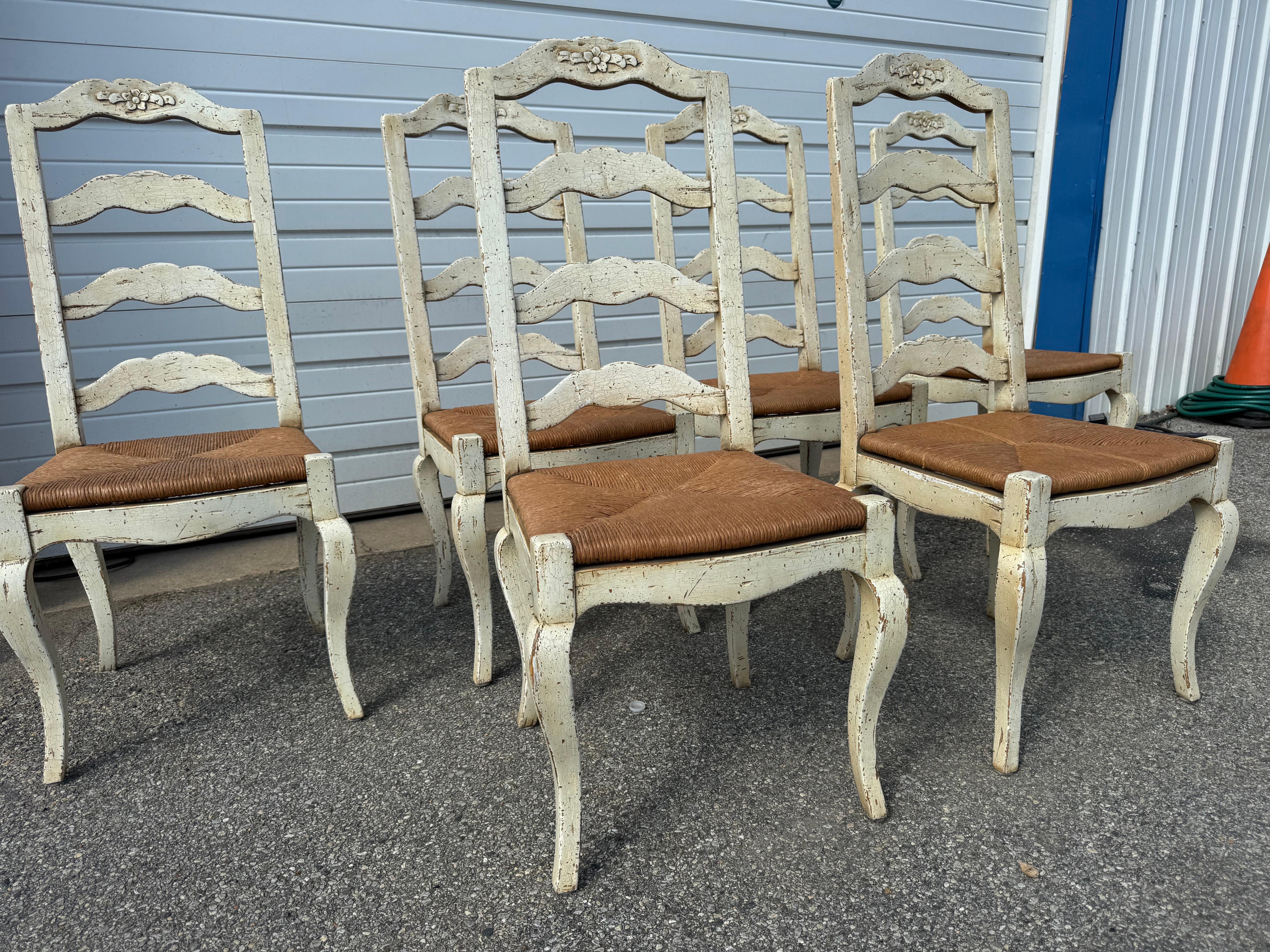 Ensemble de 6 chaises de salle à manger à dossier échelonné Antique French Country en vente