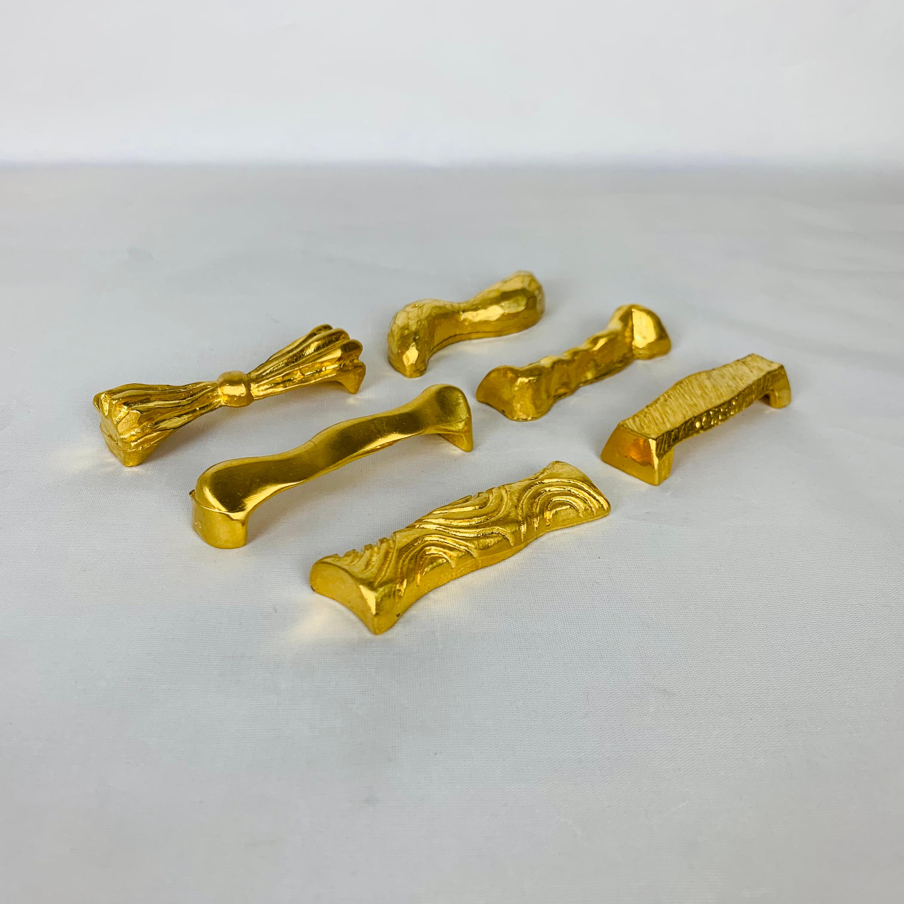 Wunderschönes und einzigartiges Set von sechs Messerhaltern des französischen Designers Daniel Podva, Gründer von Série Rare Paris, spezialisiert auf die Herstellung von Lampen, Accessoires und Türgriffen aus Bronze. Die Kreationen von Série Rares