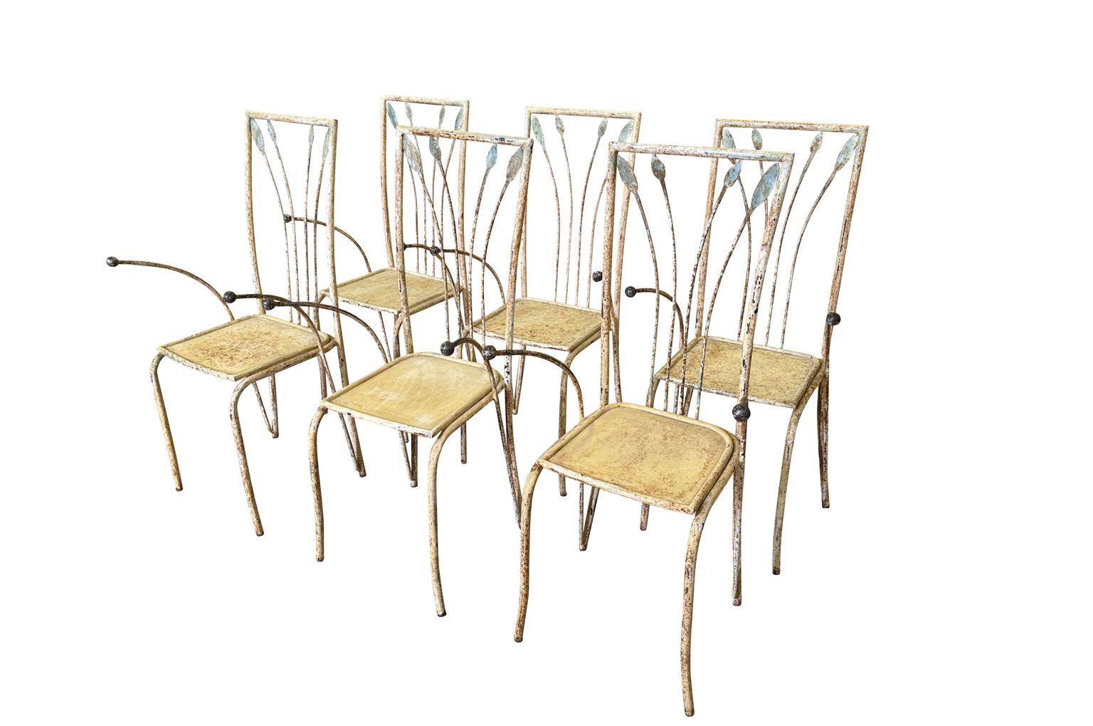 Un ensemble exceptionnel de 6 chaises de jardin françaises.  Magnifiquement fabriquée en fer peint avec des accoudoirs formidables et des dossiers fantaisistes.  La hauteur du siège est de 19 1/8
