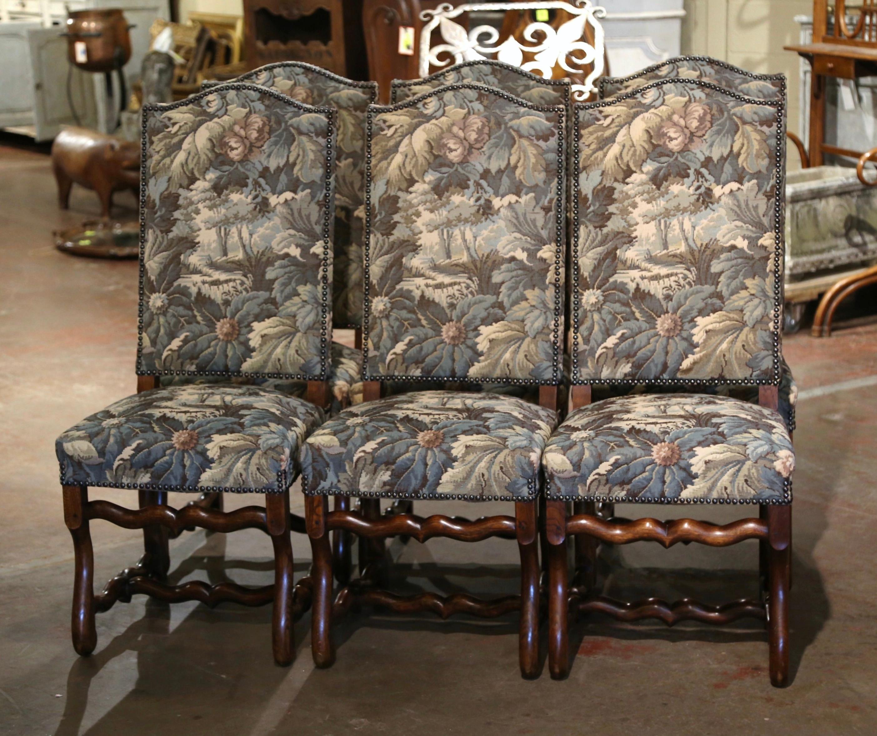 Habillez un petit déjeuner ou une salle à manger avec cette élégante suite de chaises d'appoint ! Fabriquée en France vers 1970 et en bois de hêtre, chaque chaise repose sur des pieds sculptés en 