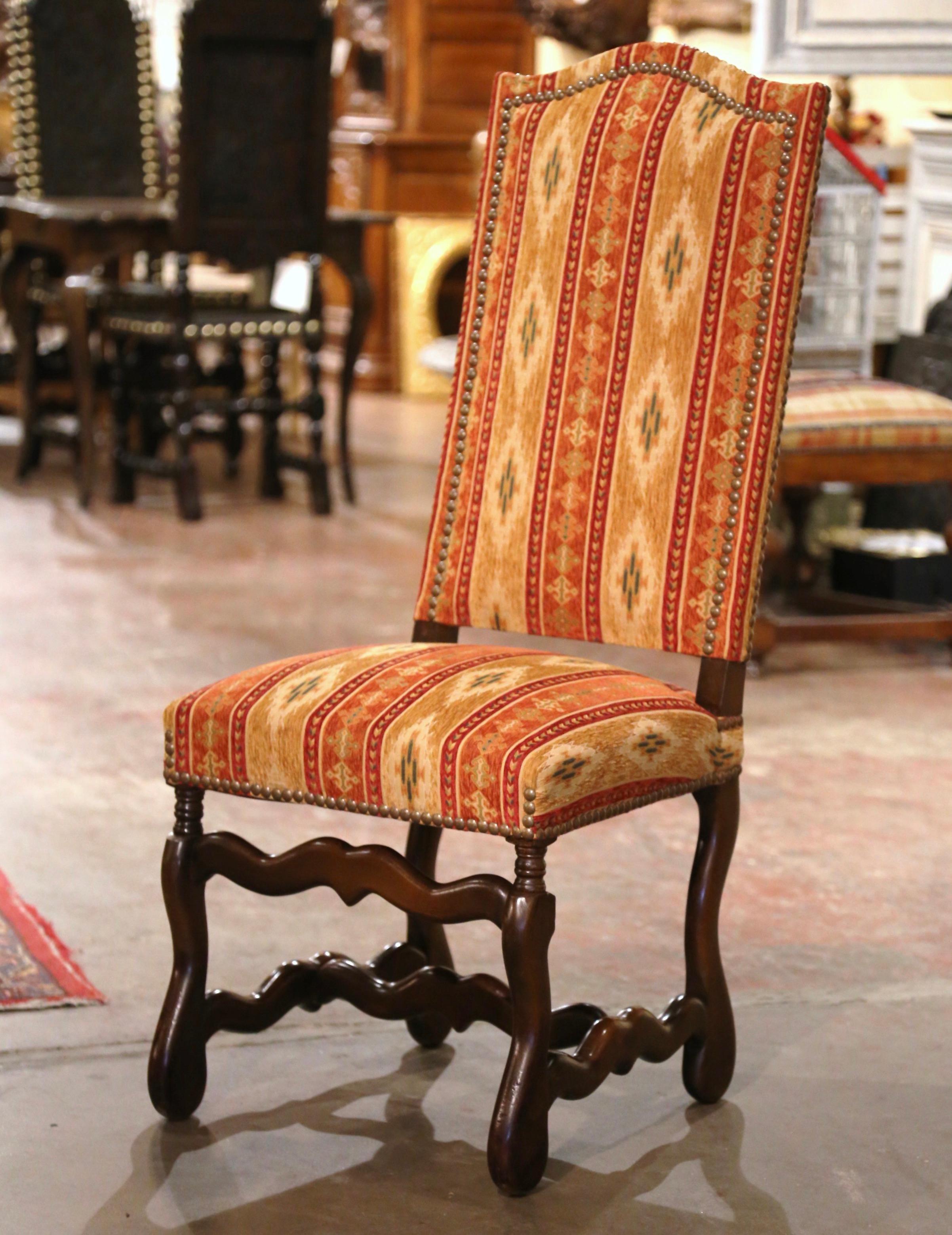 Habillez un petit déjeuner ou une salle à manger avec cette élégante suite de chaises d'appoint ! Fabriquée en France vers 1970 et en bois de hêtre, chaque chaise repose sur des pieds en volute sculptés en 