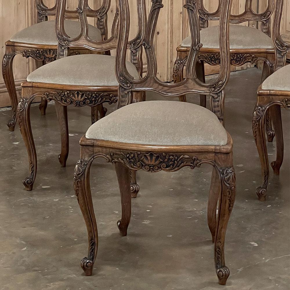 20ième siècle Ensemble de 6 chaises de salle à manger françaises Louis XV en mohair en vente