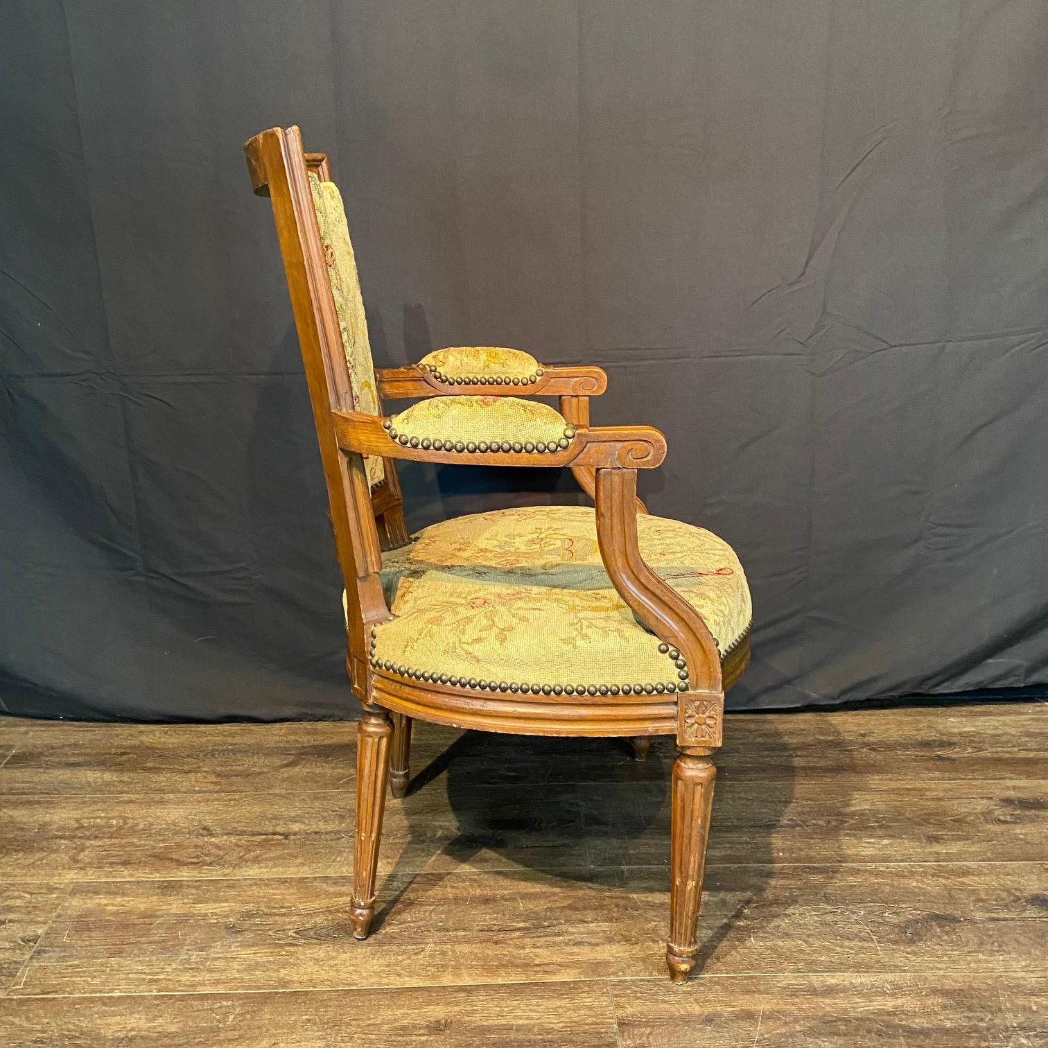 Satz von 6 französischen Louis XVI Sesseln oder Fauteuils mit original Aubusson Wandteppich im Angebot 5