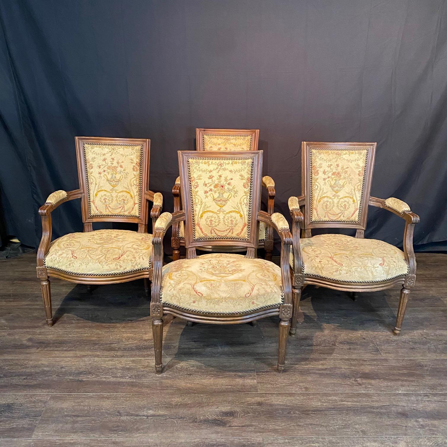 Satz von 6 Louis XVI-Sesseln oder Fauteuils aus geschnitztem Nussbaumholz, mit herrlichen Aubusson-Tapisserie-Polstern, alle in sehr gutem Zustand. Hübsches Blumenmuster auf dem Wandteppich, original karierte Rückseiten und handgeschnitzte,