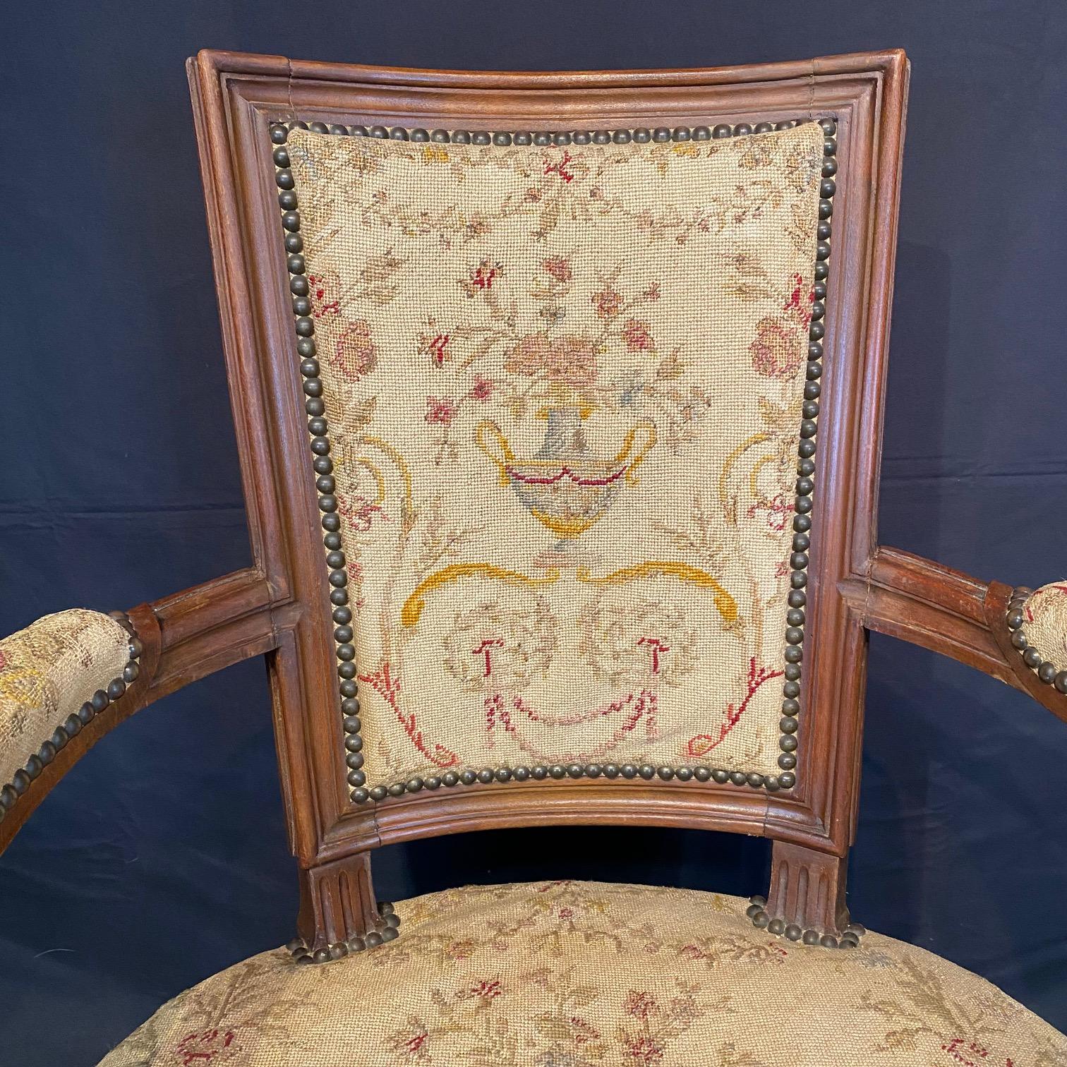Satz von 6 französischen Louis XVI Sesseln oder Fauteuils mit original Aubusson Wandteppich (19. Jahrhundert) im Angebot
