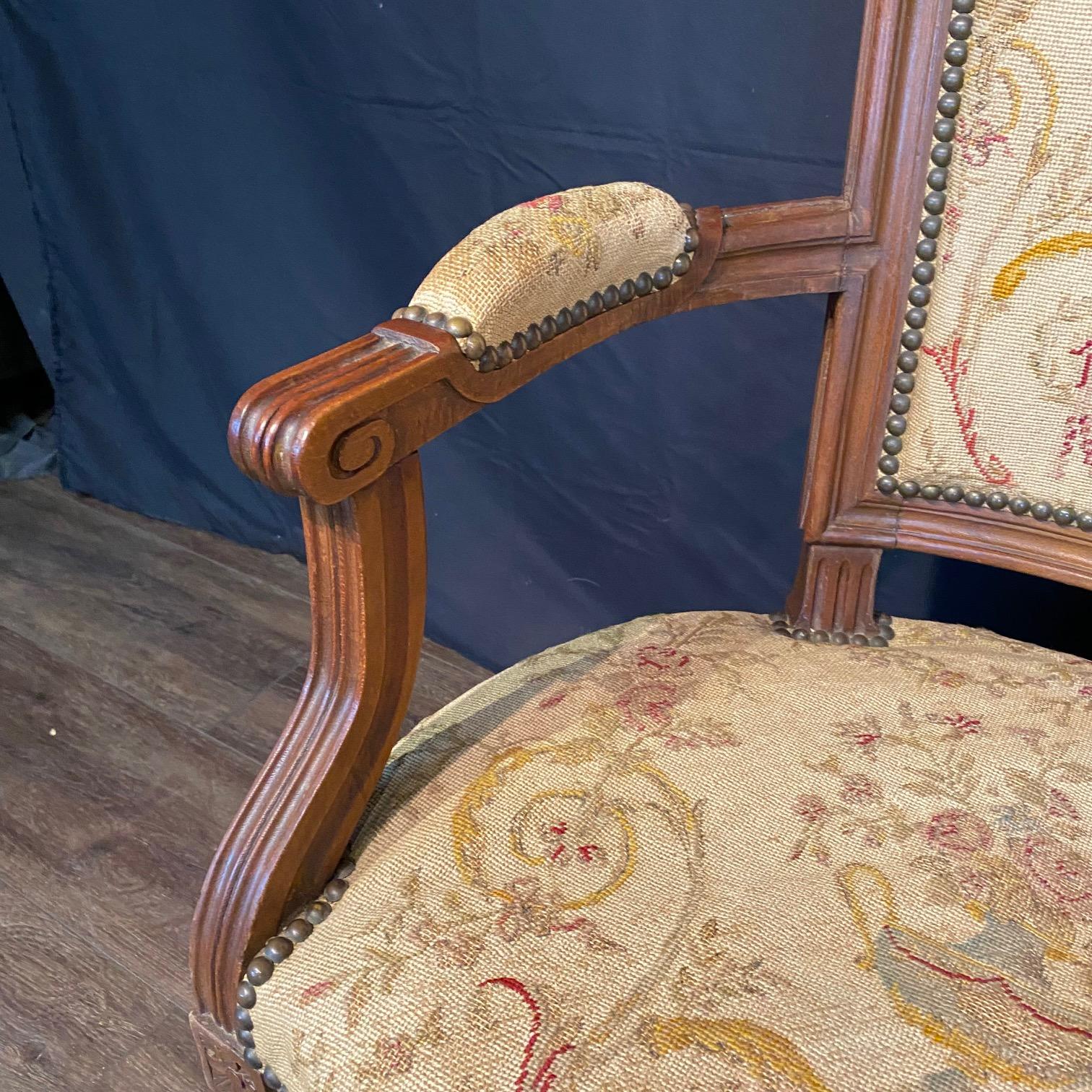 Satz von 6 französischen Louis XVI Sesseln oder Fauteuils mit original Aubusson Wandteppich im Angebot 1