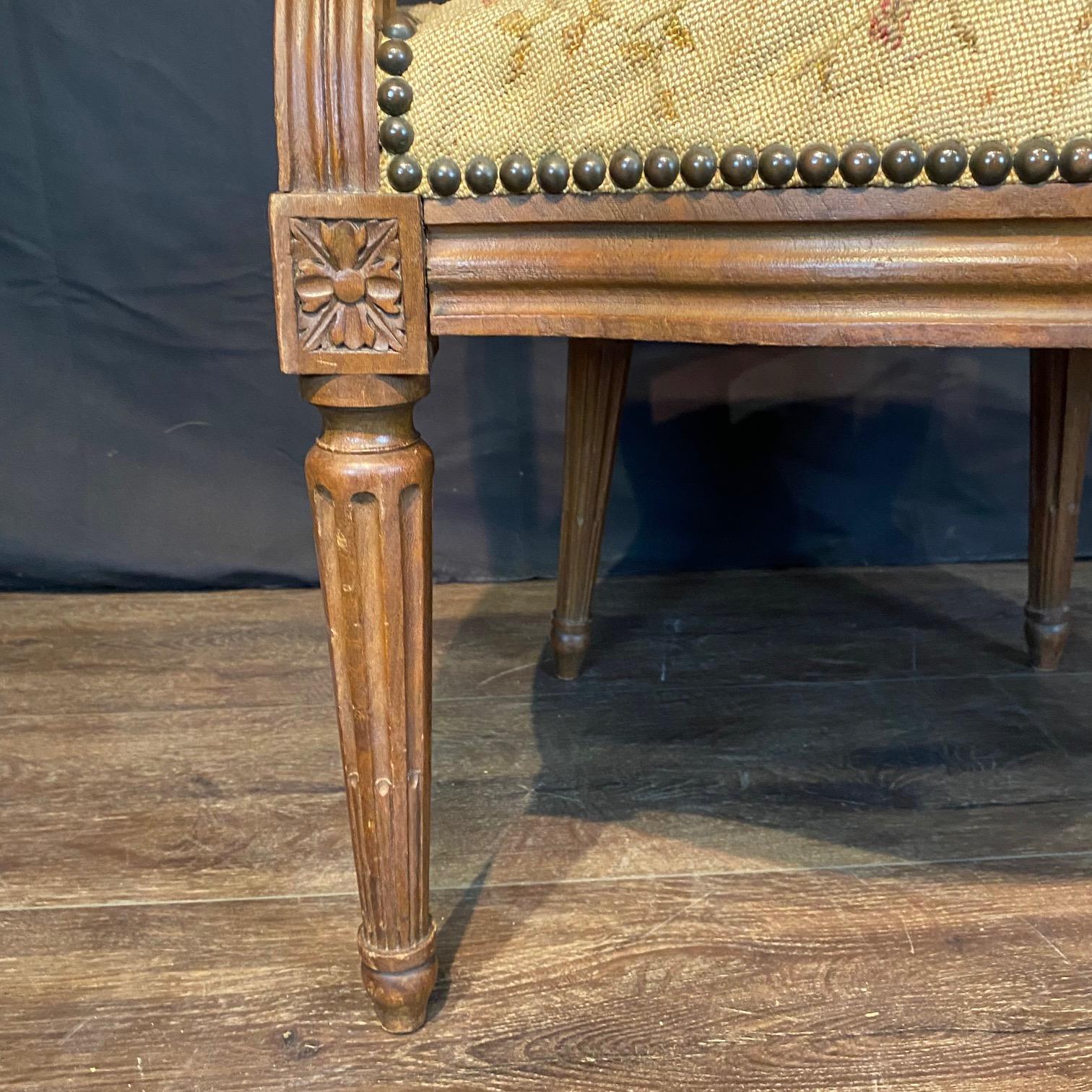 Satz von 6 französischen Louis XVI Sesseln oder Fauteuils mit original Aubusson Wandteppich im Angebot 3