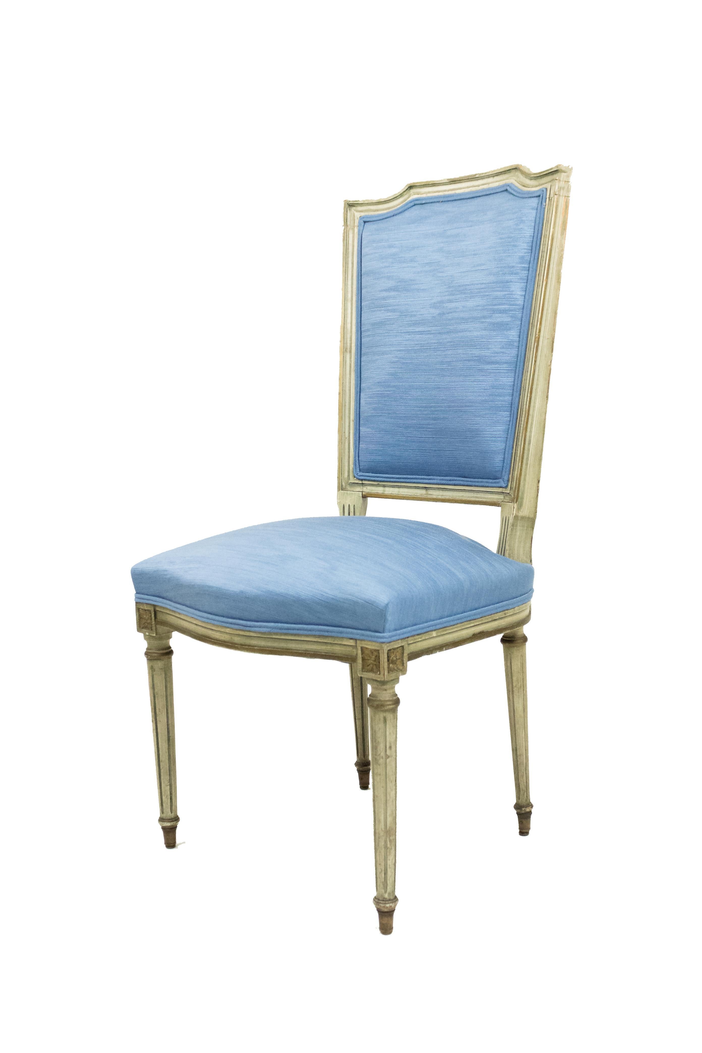 Set di 6 sedie francesi in stile Luigi XVI (XX secolo) dipinte di verde chiaro con sedile e schienale imbottiti di blu chiaro.

