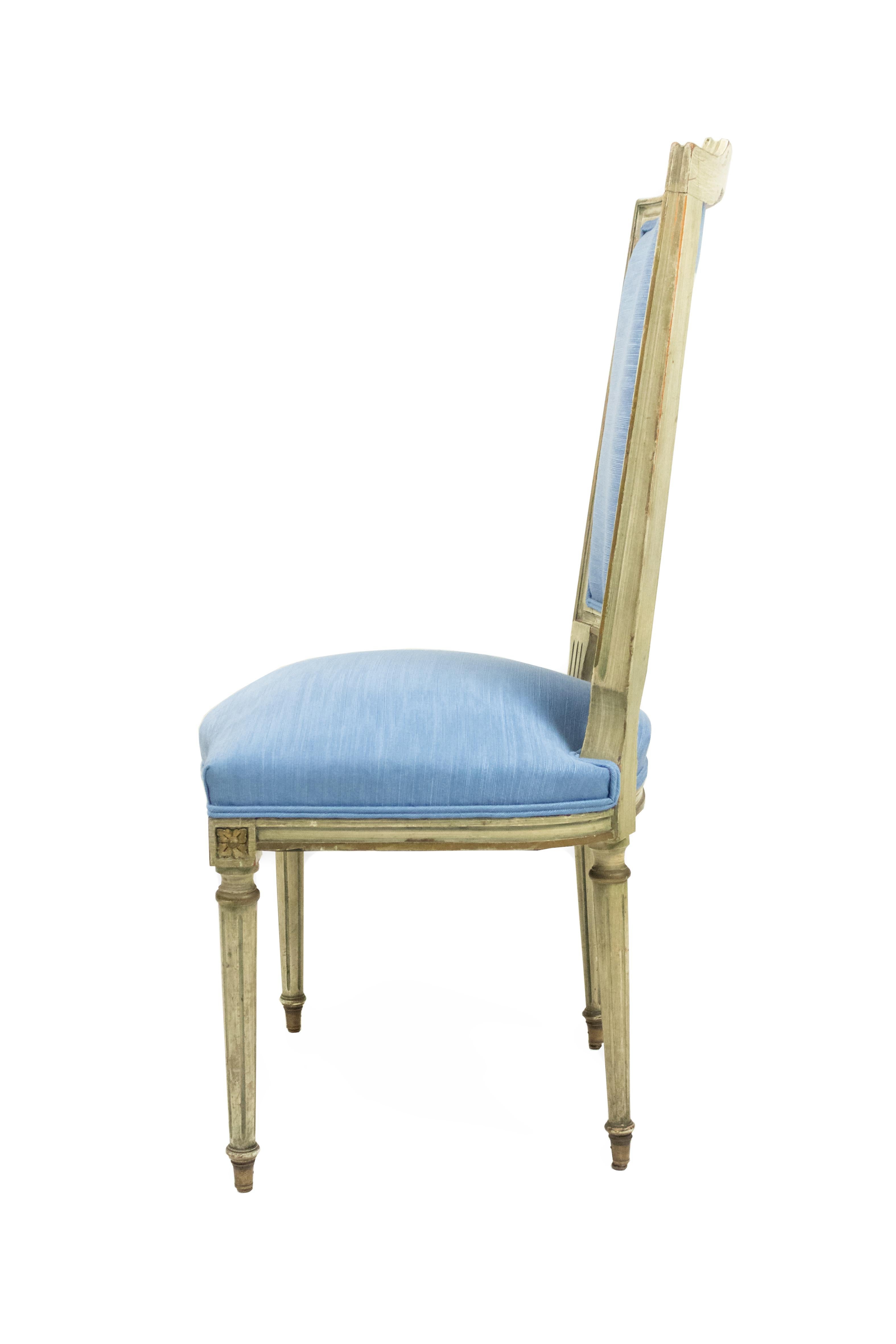 Bois Ensemble de 6 chaises d'appoint françaises Louis XVI en bleu en vente