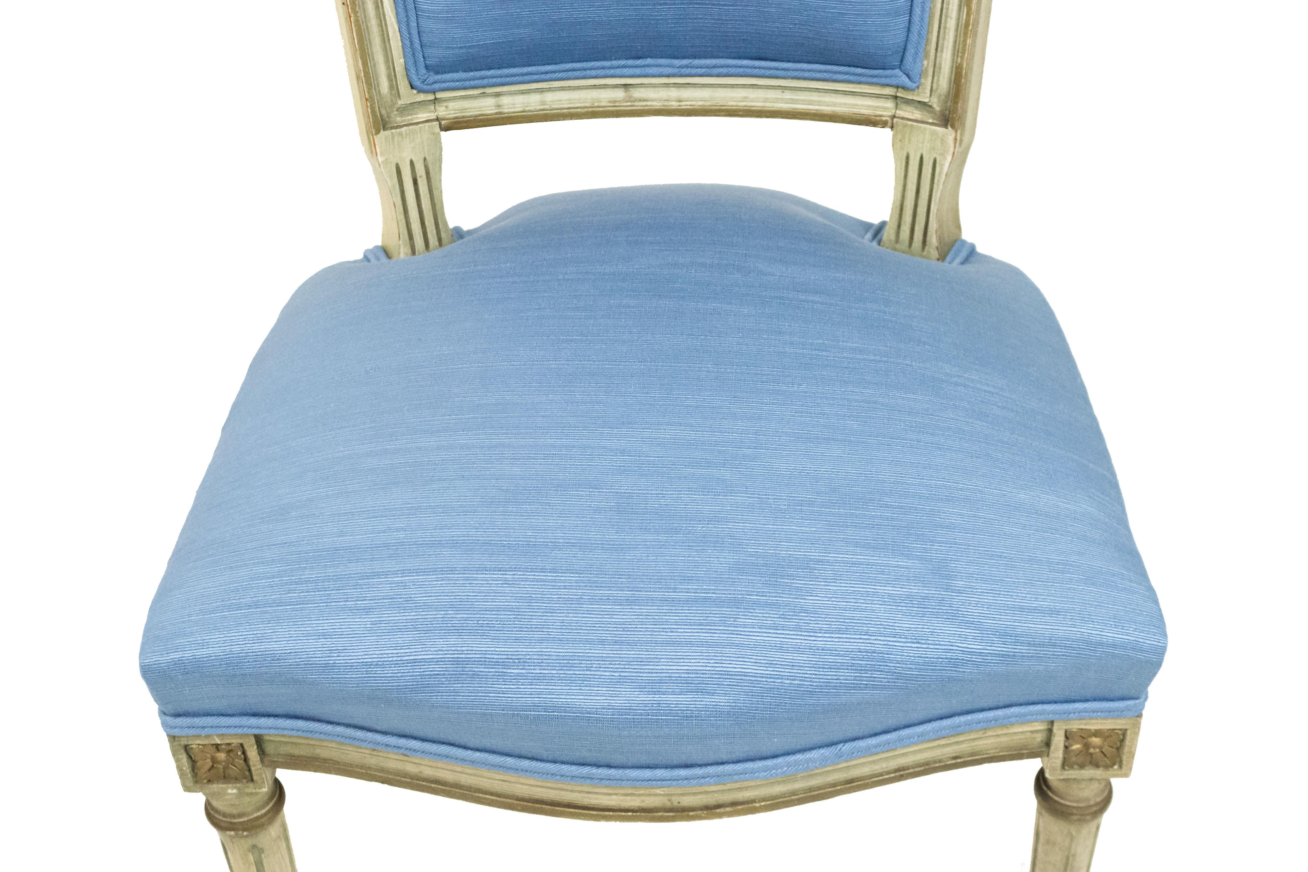 Satz von 6 blauen französischen Louis XVI-Beistellstühlen (Holz) im Angebot