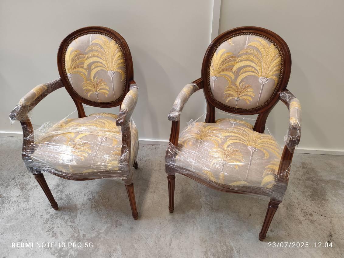 Luigi XVI Set of 6 French Louis XVI Medallion Dining Chairs – 4 Side + 2 Armchairs in vendita