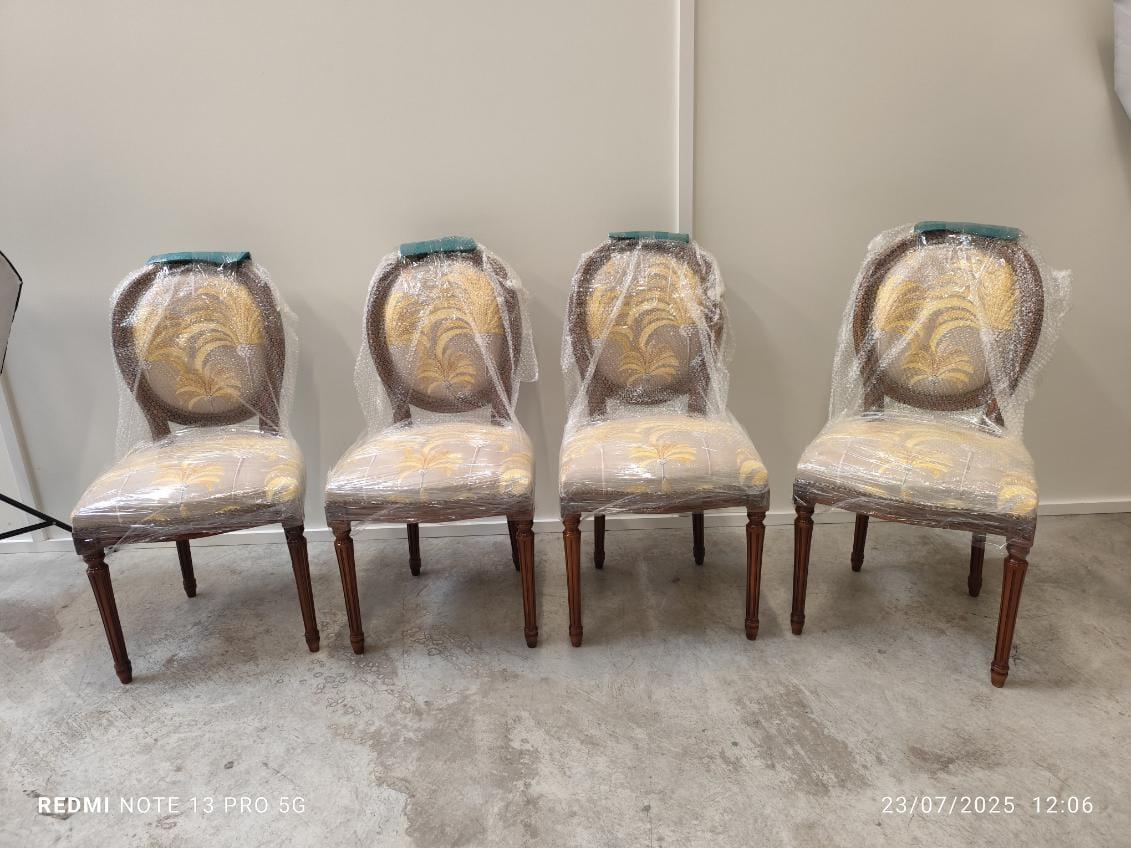 Francese Set of 6 French Louis XVI Medallion Dining Chairs – 4 Side + 2 Armchairs in vendita