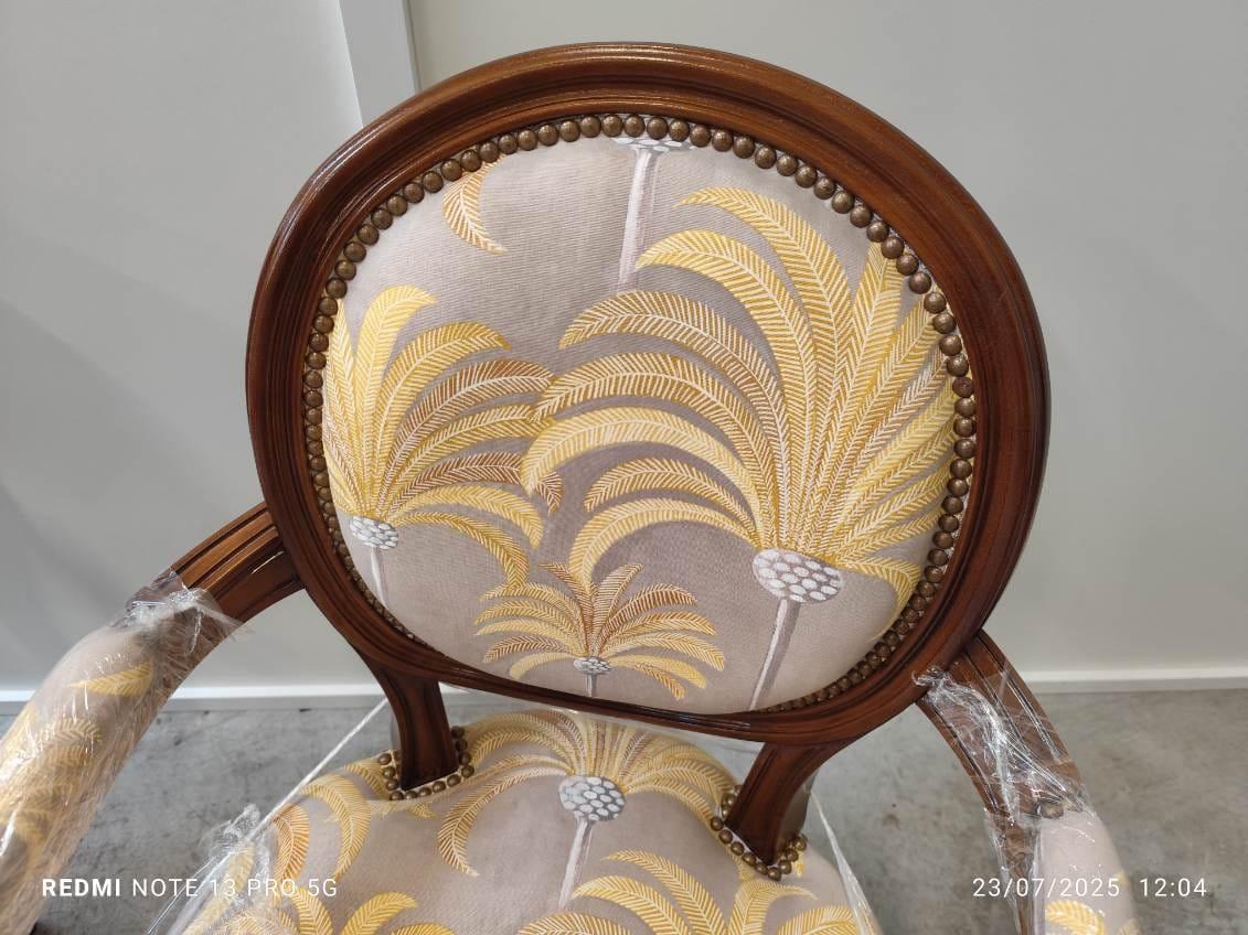 Set of 6 French Louis XVI Medallion Dining Chairs – 4 Side + 2 Armchairs In condizioni Nuovo in vendita a Landivy, FR