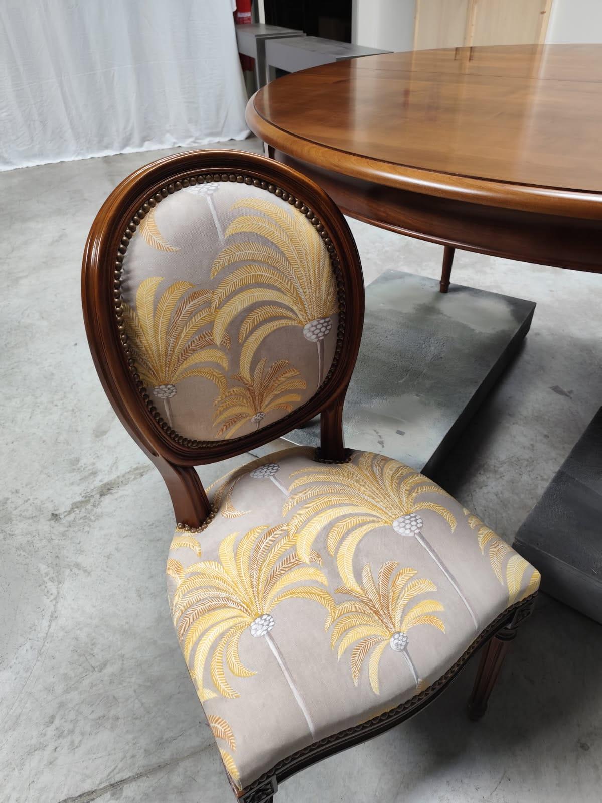 XXI secolo e contemporaneo Set of 6 French Louis XVI Medallion Dining Chairs – 4 Side + 2 Armchairs in vendita