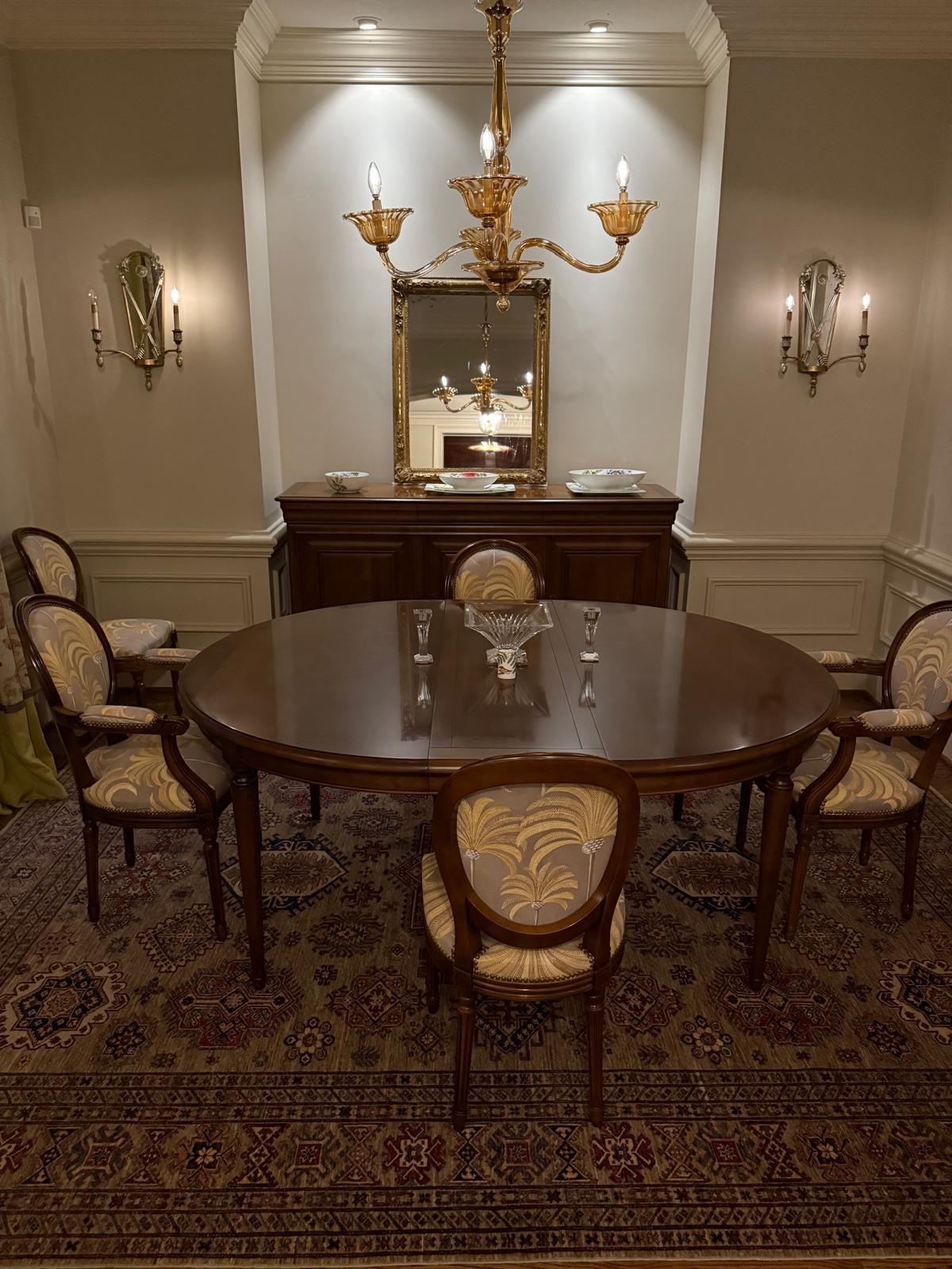 Ottone Set of 6 French Louis XVI Medallion Dining Chairs – 4 Side + 2 Armchairs in vendita