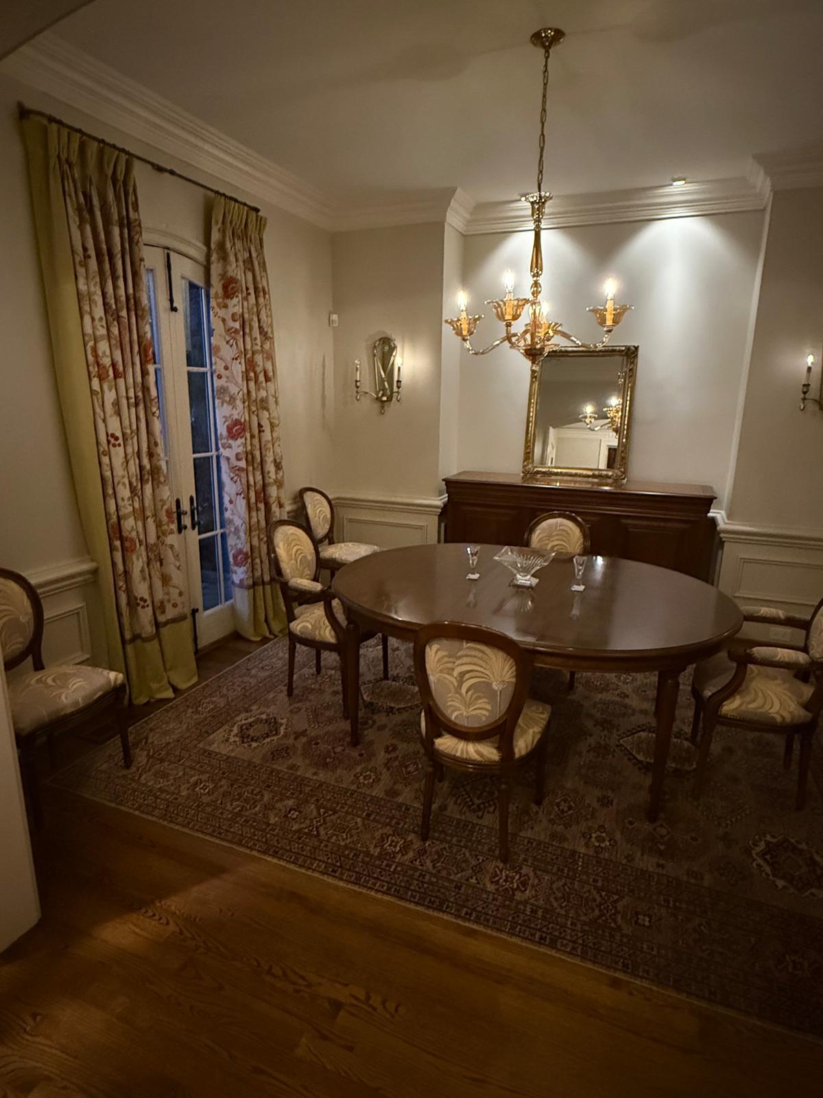 Set of 6 French Louis XVI Medallion Dining Chairs – 4 Side + 2 Armchairs in vendita 1