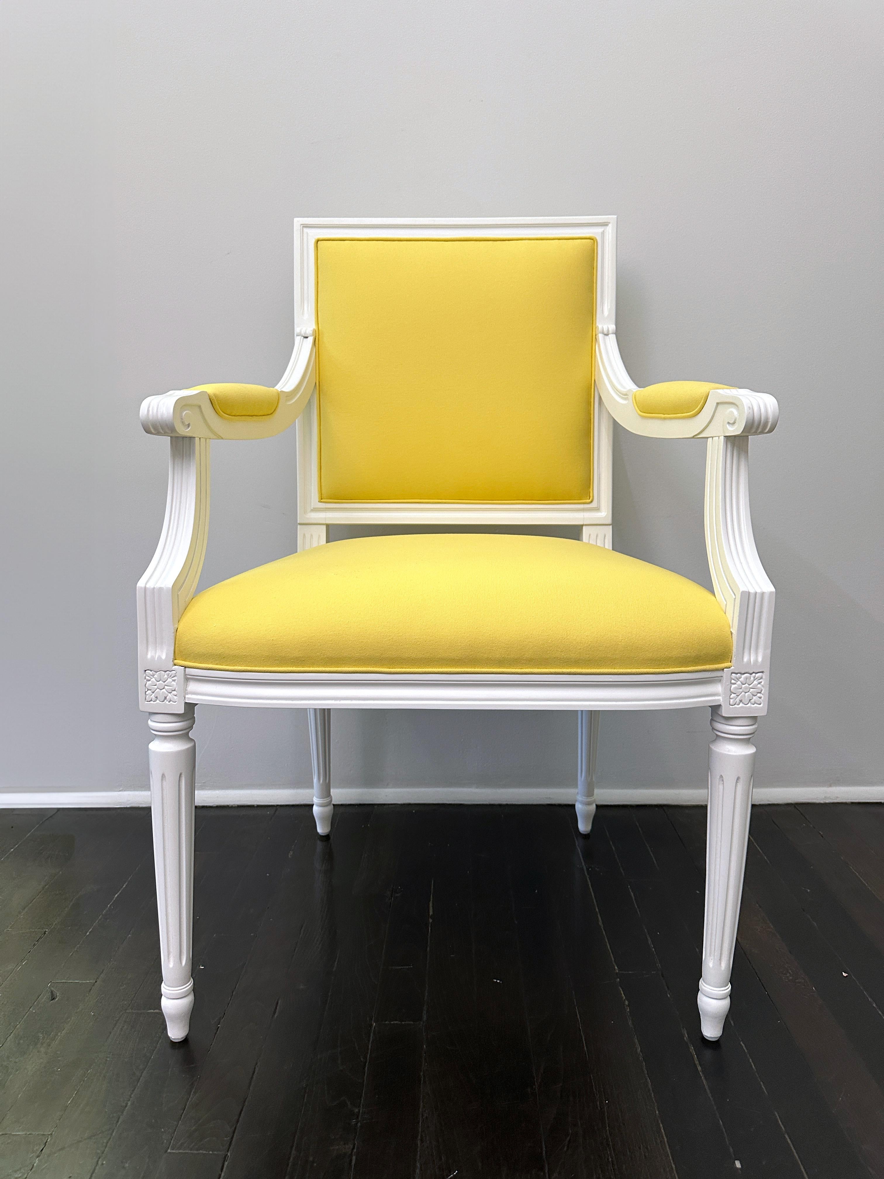 Questo set di sedie francesi in stile Luigi XVI ha una silhouette elegante e una struttura in legno intagliato rivestita in un tessuto giallo di Pierre Frey. Queste sedie hanno uno schienale quadrato e una struttura in legno intagliato con dettagli