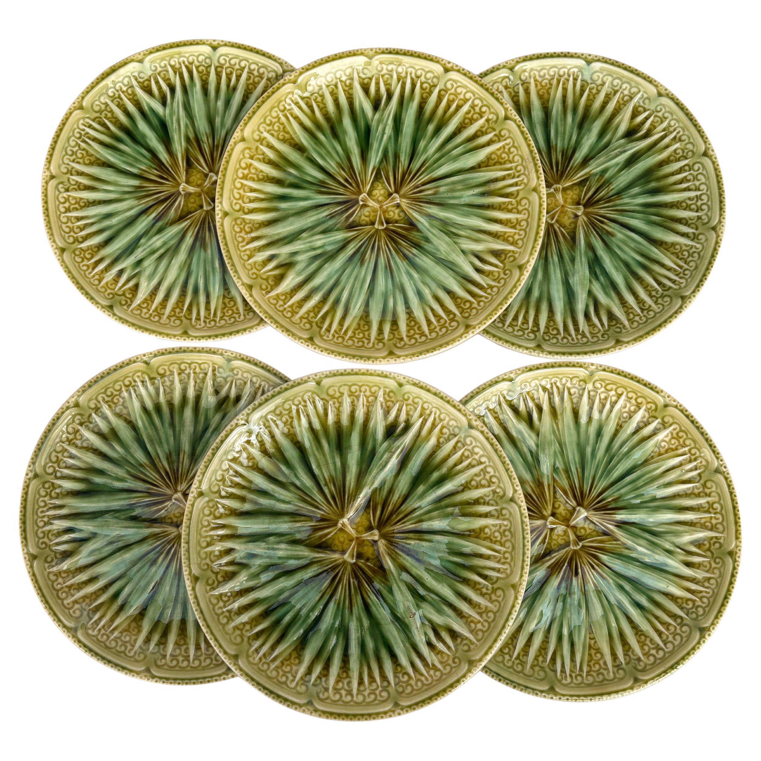 What is the difference between majolica and faience?