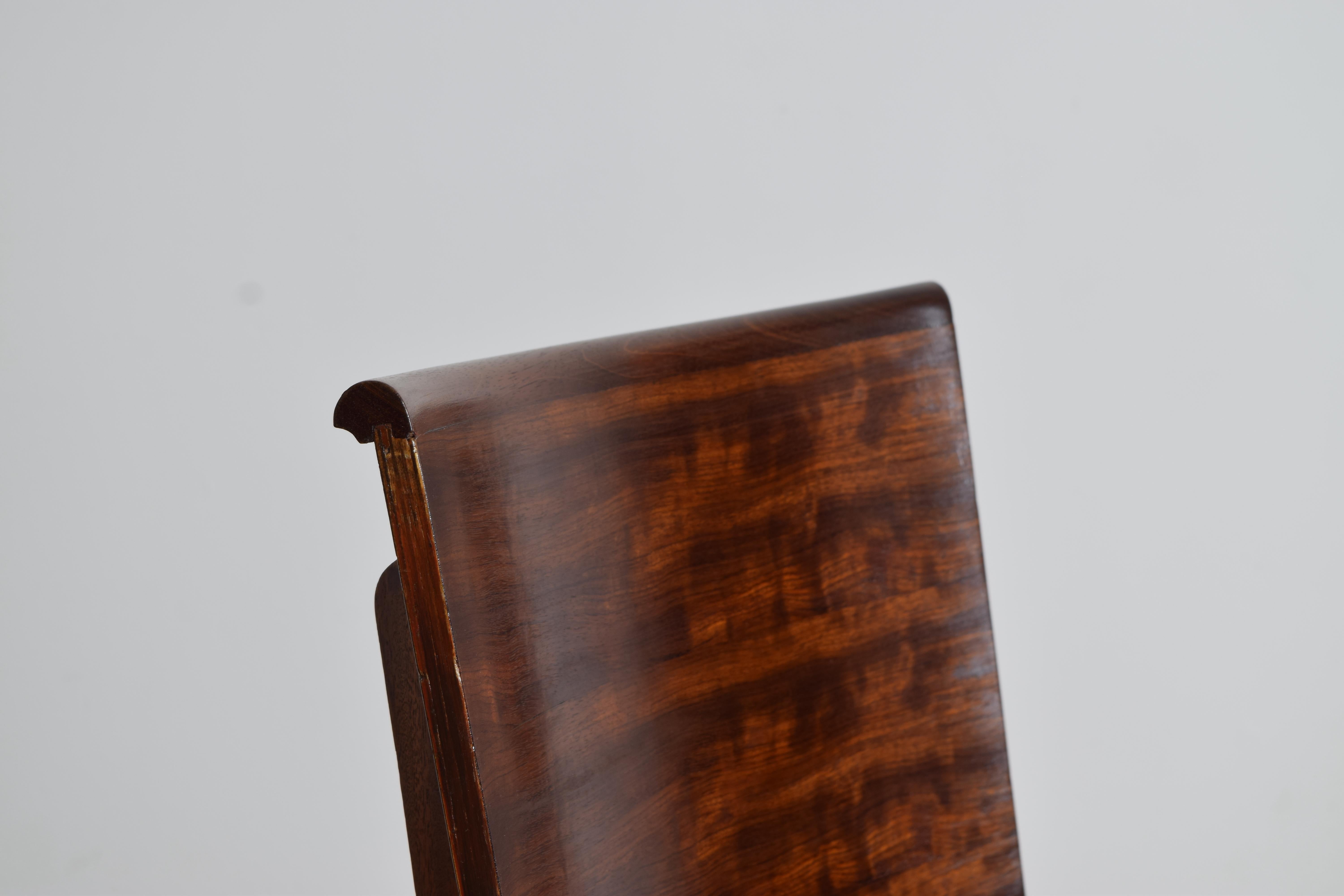 Set di 6 sedie da pranzo francesi della metà del XX secolo in legno di noce e imbottite in vendita 4