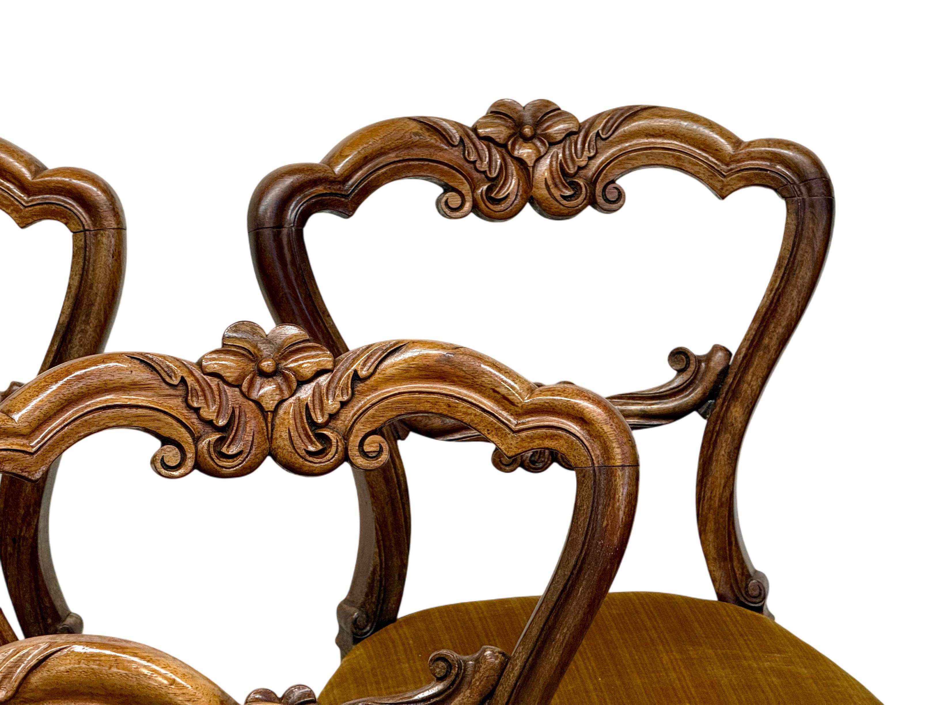 Set of 6 French Rosewood Antique Balloon-Back Side Chairs with Cabriole Legs In Good Condition For Sale In Tonbridge, Kent