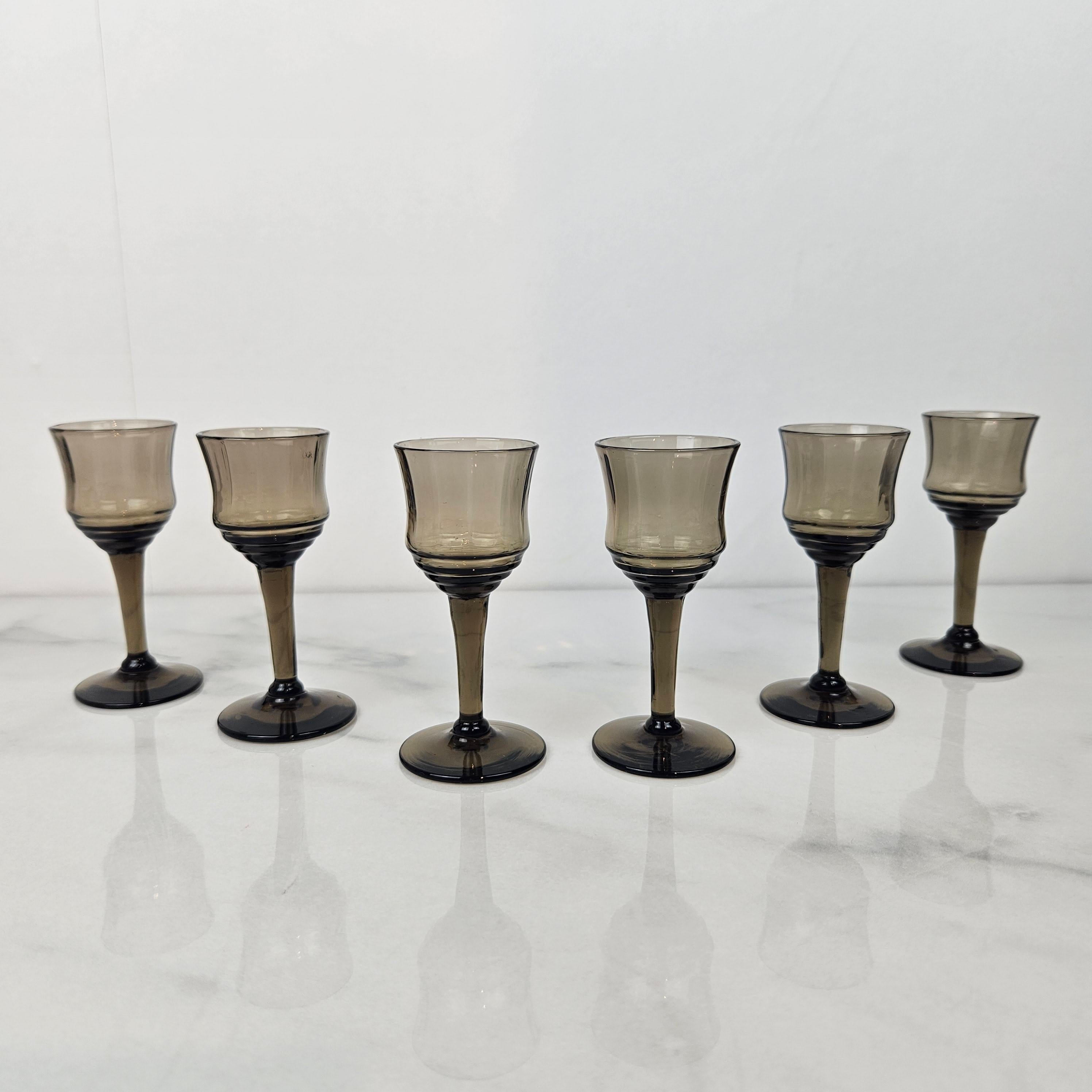 Art déco Ensemble de 6 verres à liqueur français gris fumé, années 1930 en vente