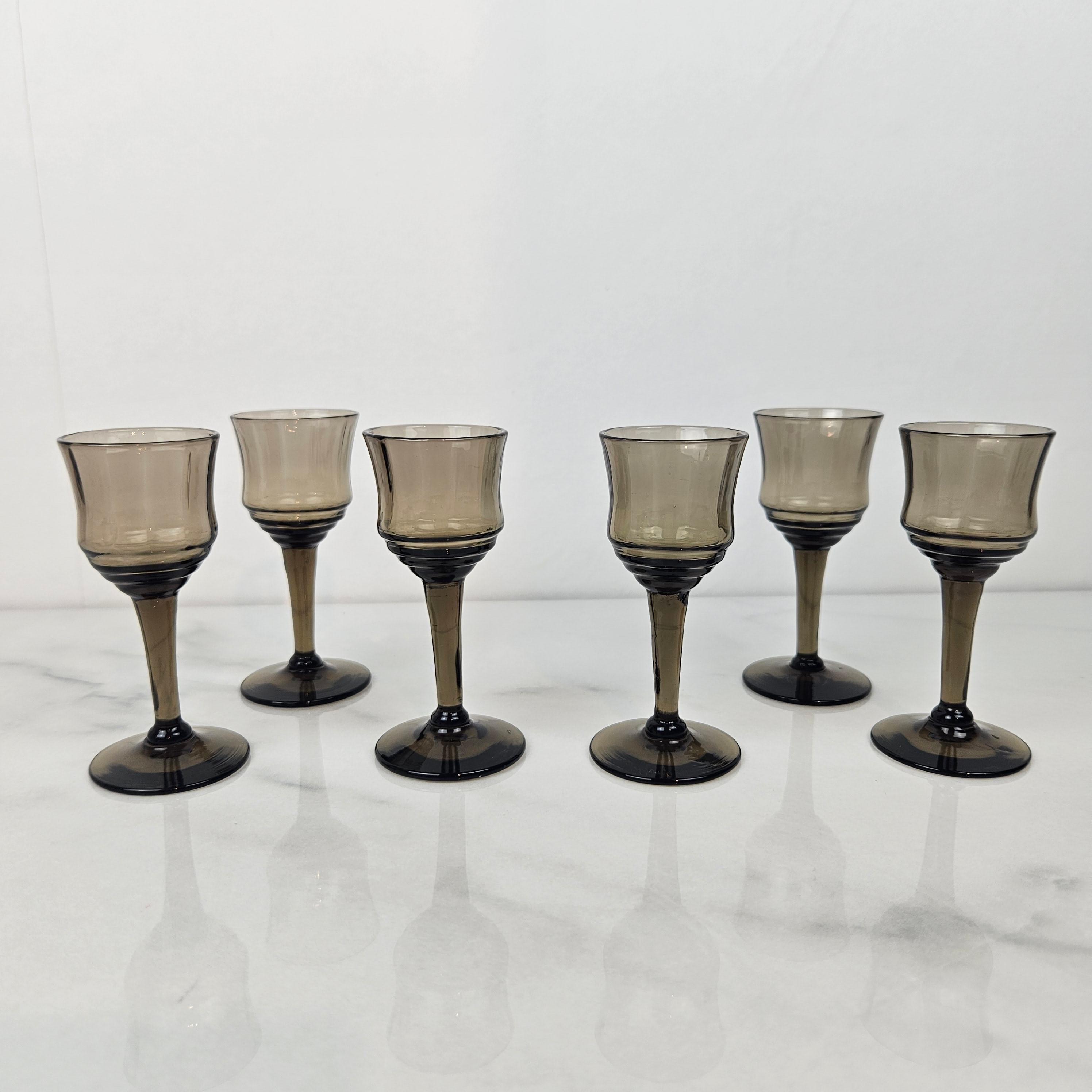 Français Ensemble de 6 verres à liqueur français gris fumé, années 1930 en vente
