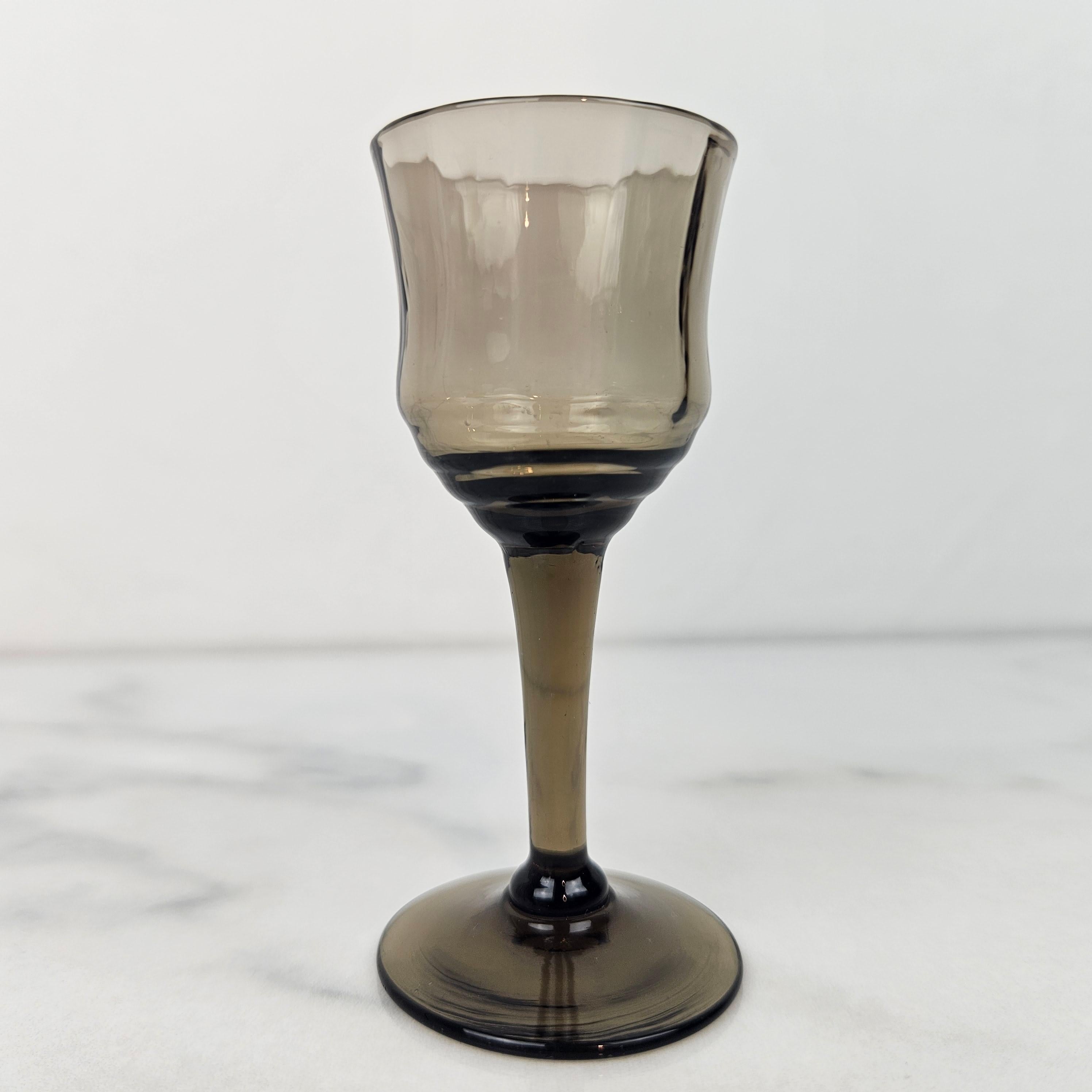 Fait main Ensemble de 6 verres à liqueur français gris fumé, années 1930 en vente