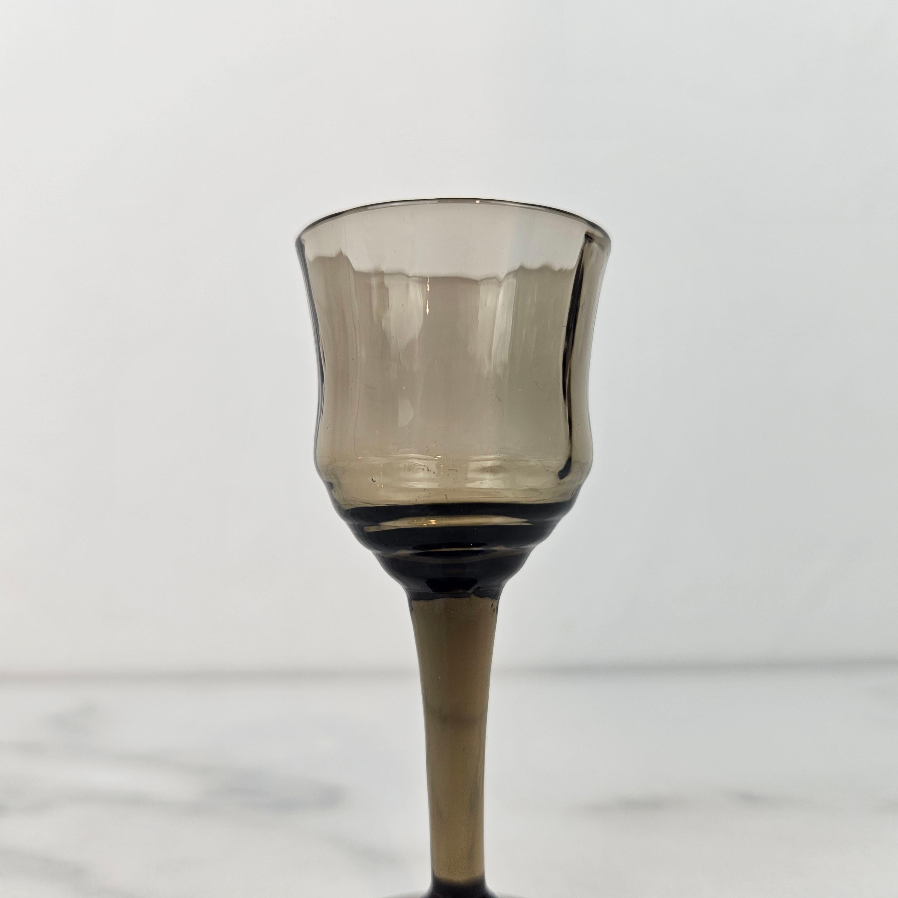 Ensemble de 6 verres à liqueur français gris fumé, années 1930 Bon état - En vente à Oud Beijerland, NL