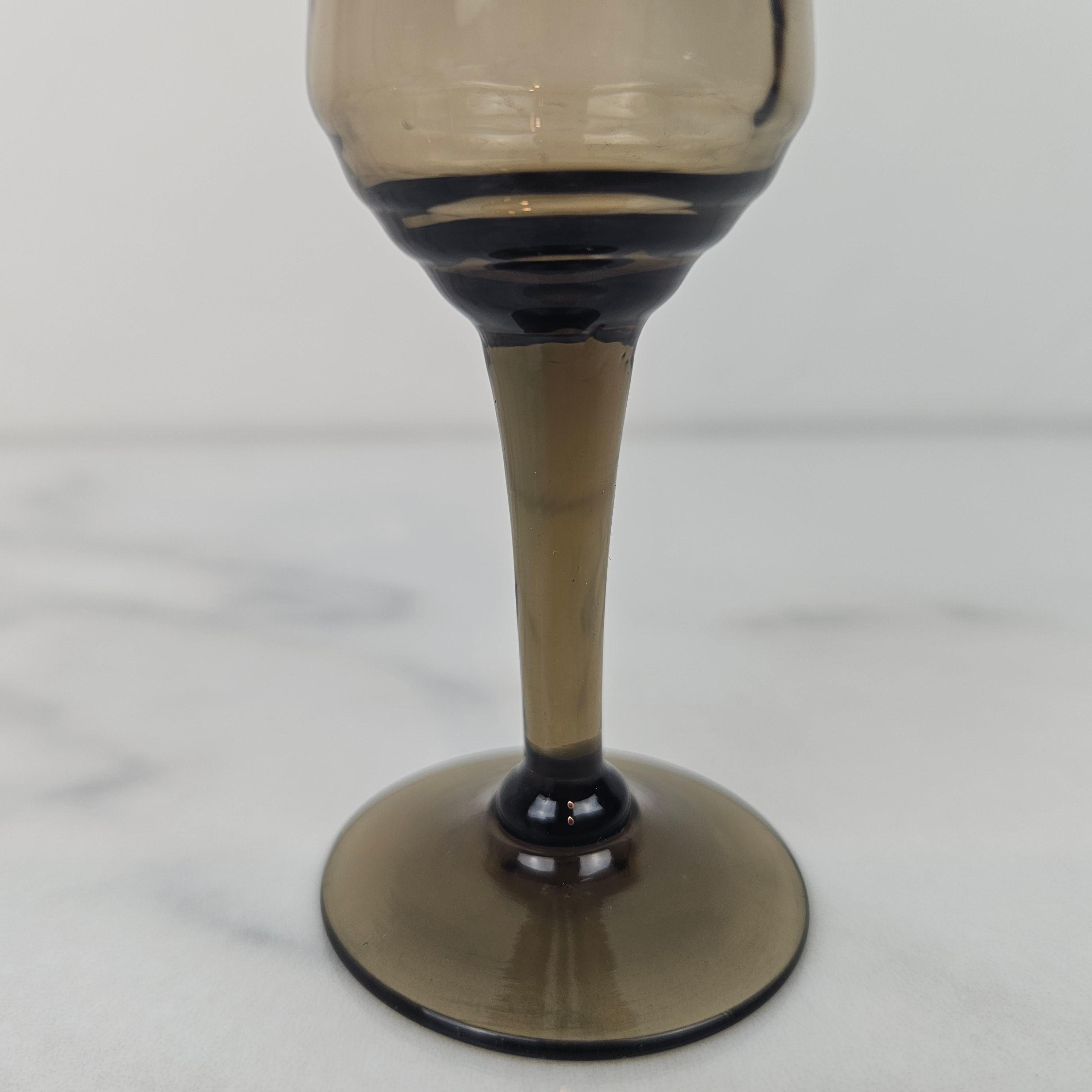 Milieu du XXe siècle Ensemble de 6 verres à liqueur français gris fumé, années 1930 en vente