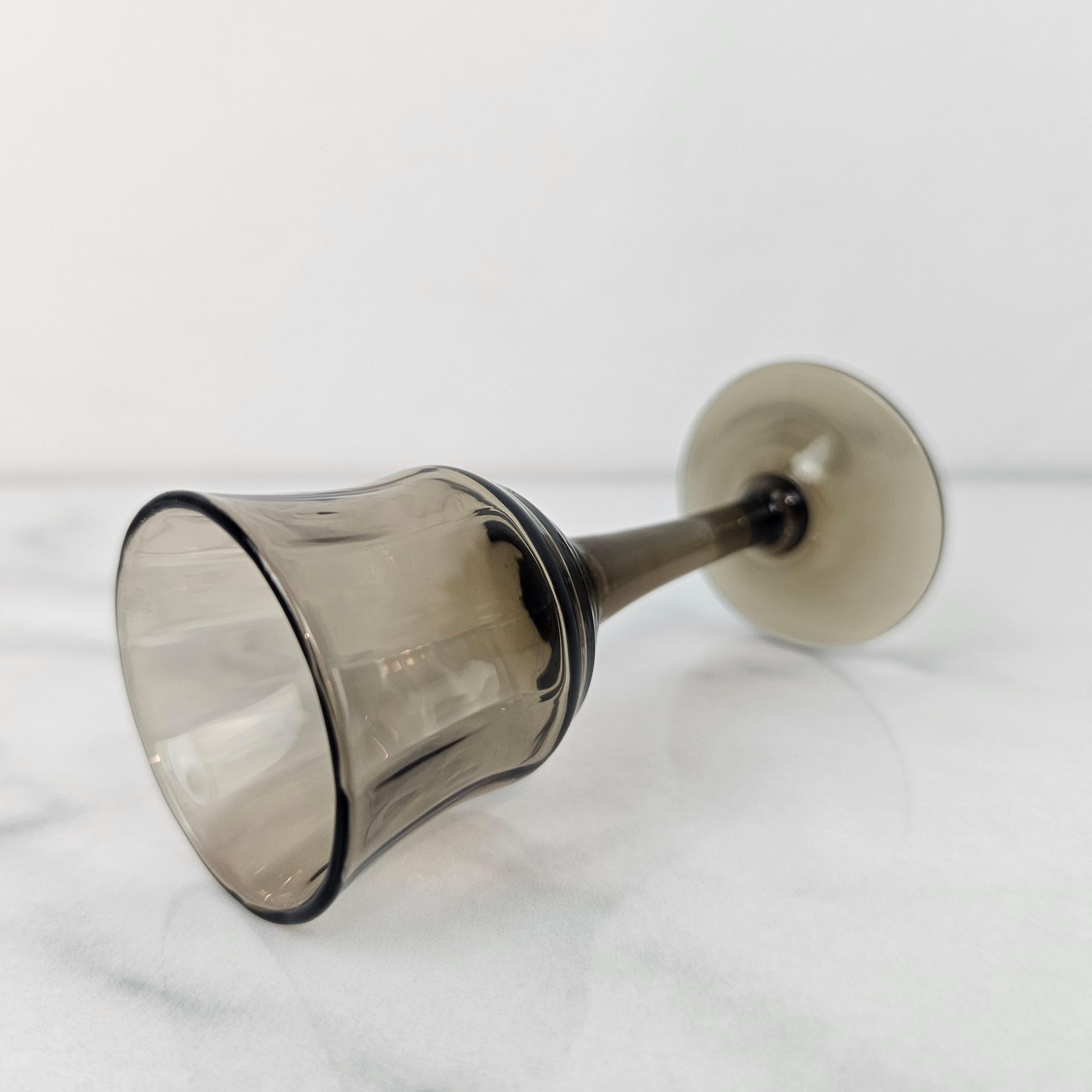 Verre Ensemble de 6 verres à liqueur français gris fumé, années 1930 en vente