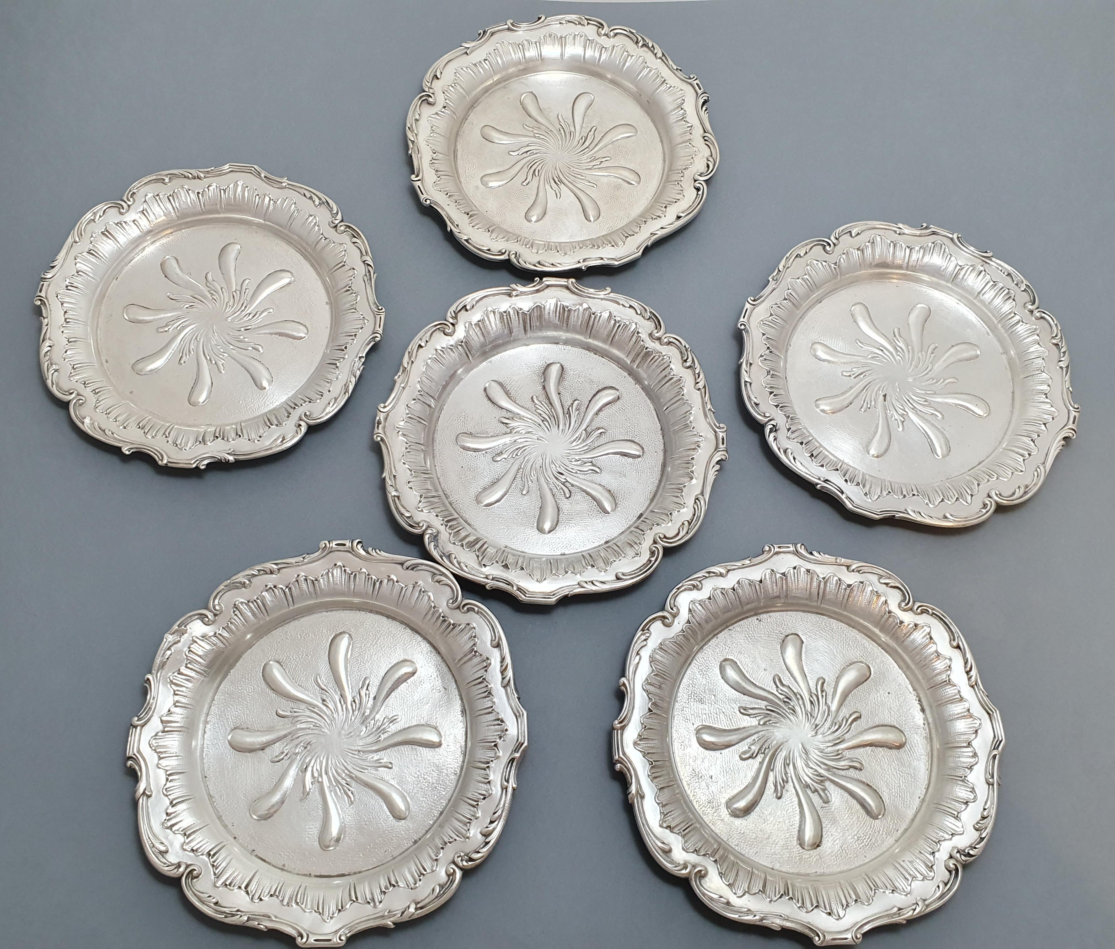 Beautiful set of 6 Sterling Silver bottle coasters from the 19th century 

Polylobed border, decorated with scrolls and foliage 
Hallmarked Minerva 1st title for 950/1000 purity silver 
Silversmith: Eugène Michaut, active between 1882 and 1896