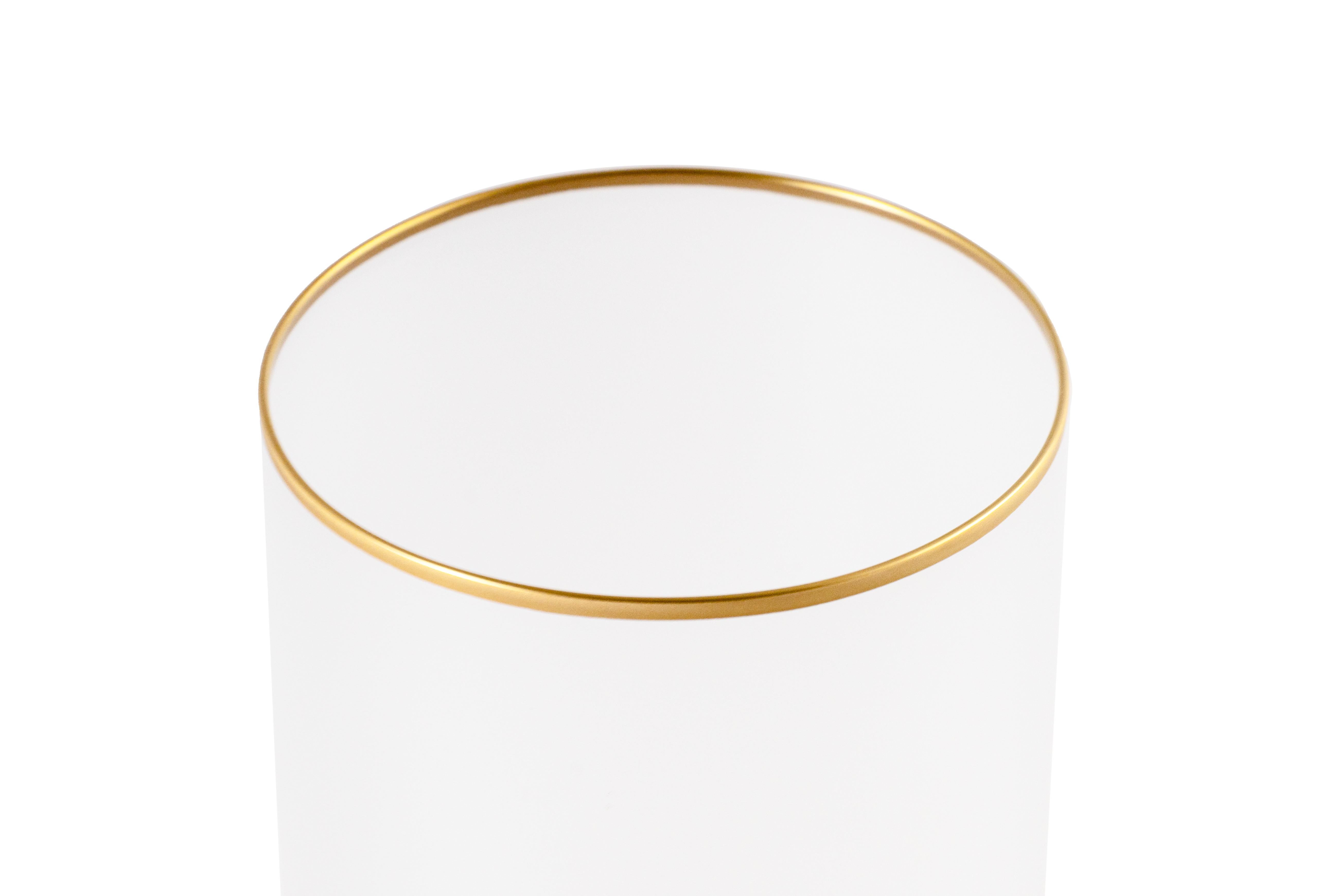 The Frost glass reinterprets the classic cylindrical shape of Murano's Goto with a contemporary touch. 
Its exterior is engraved to evoke the effect of uniform condensation, as if freshly taken from the freezer,
immediately conveying a sense of