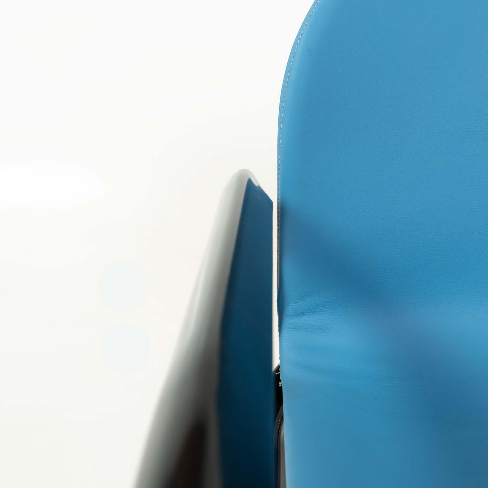 Lot de 6 chaises à accoudoirs Gae Aulenti modèle 54A en cuir bleu et structure noire en vente 3
