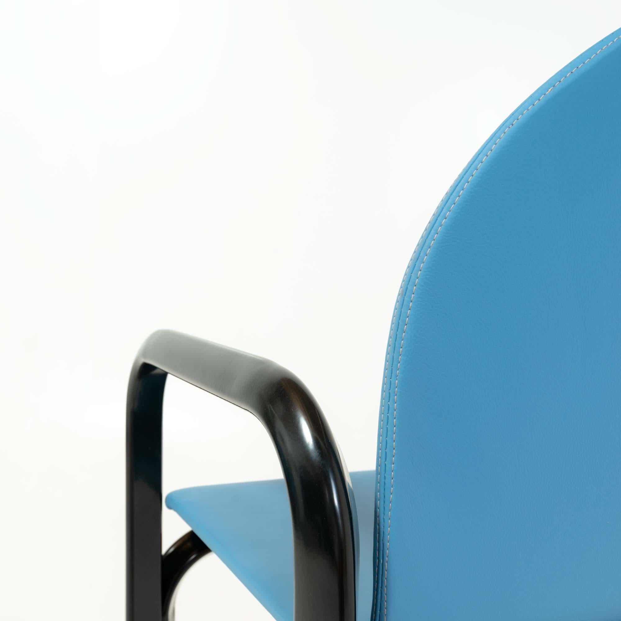 Lot de 6 chaises à accoudoirs Gae Aulenti modèle 54A en cuir bleu et structure noire en vente 4