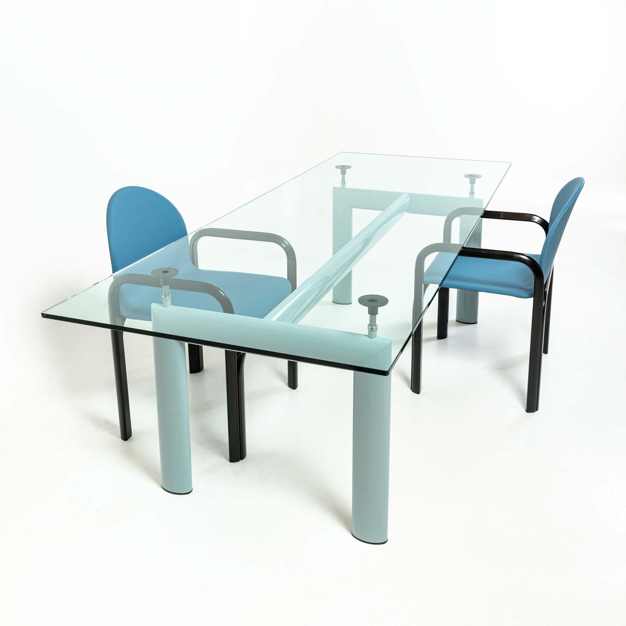 Lot de 6 chaises à accoudoirs Gae Aulenti modèle 54A en cuir bleu et structure noire en vente 5