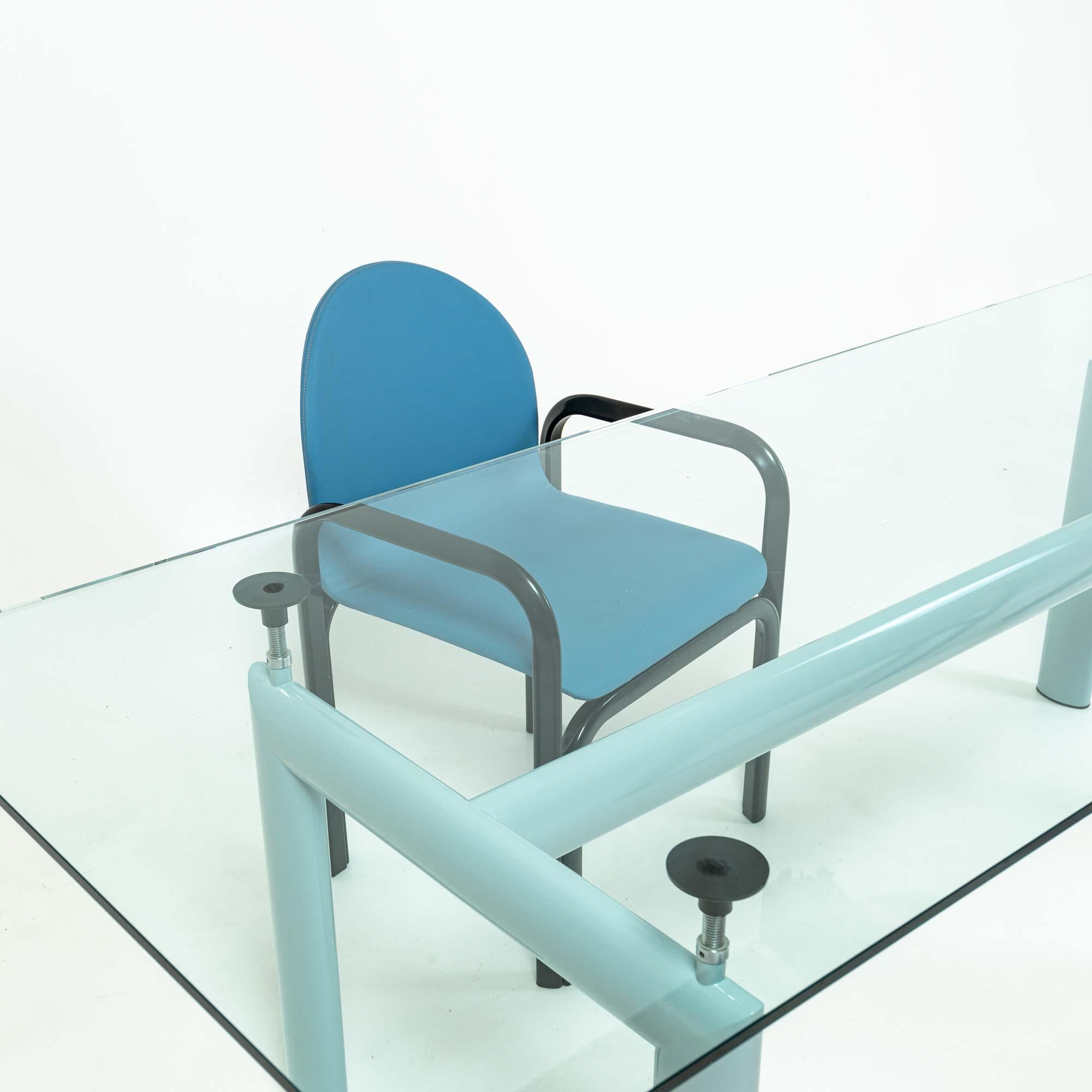 Lot de 6 chaises à accoudoirs Gae Aulenti modèle 54A en cuir bleu et structure noire en vente 6